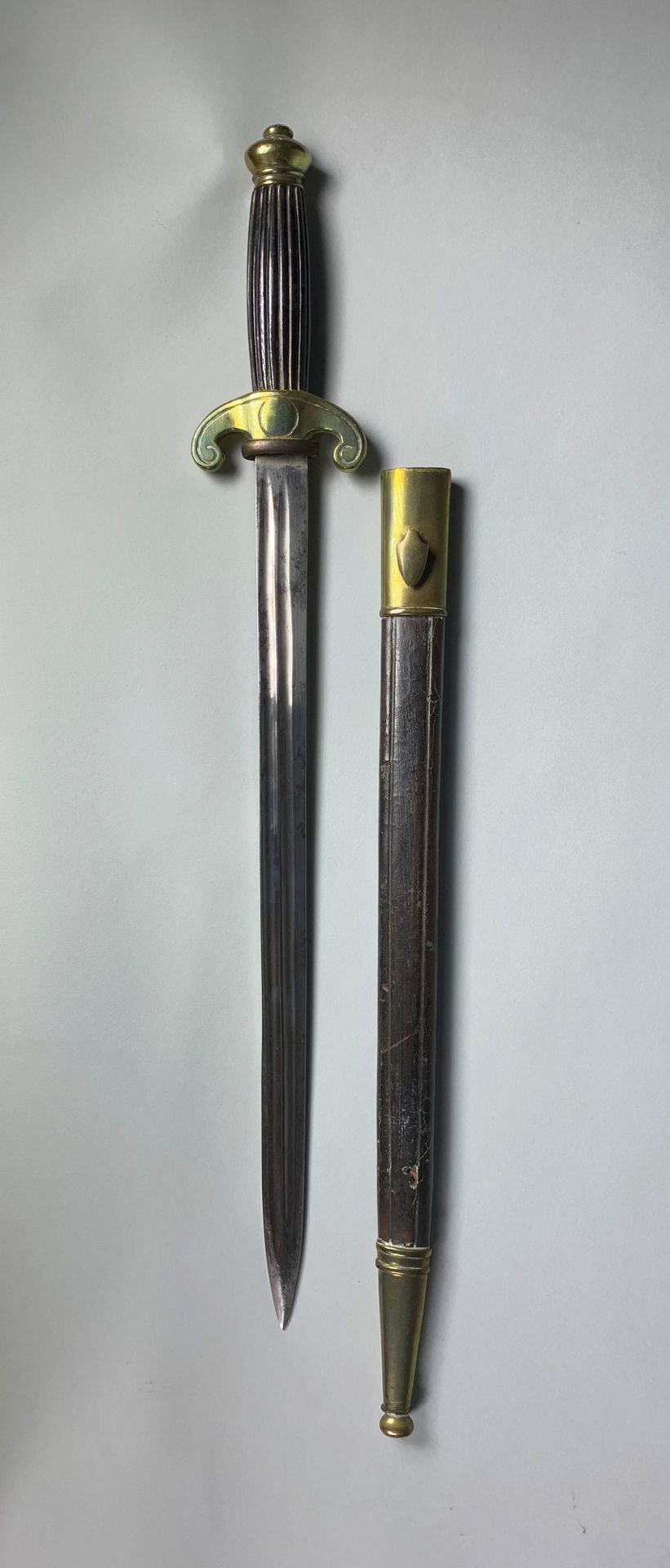 Null Epée-dague avec fourreau. 

XIXe siècle.

L : 55 cm