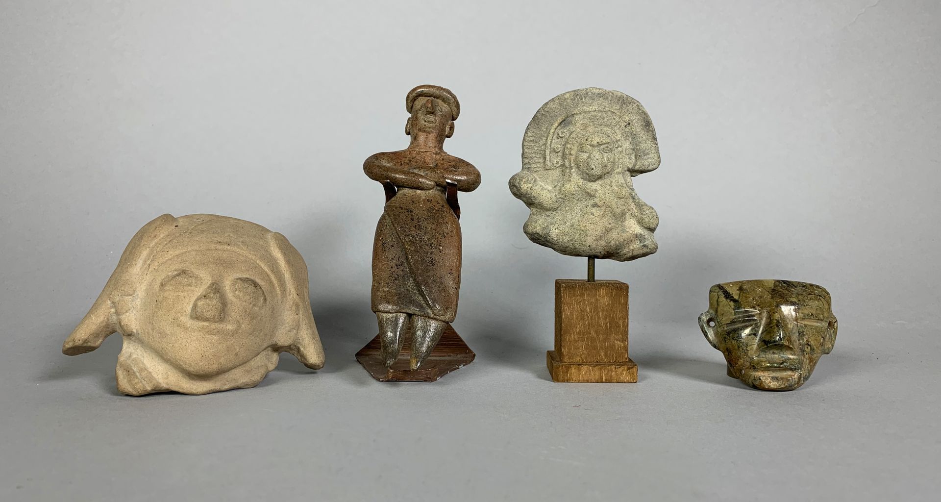 Null Lot de quatre sculptures :

- Statuette zoomorphe de chaman.

Tumaco, La To&hellip;