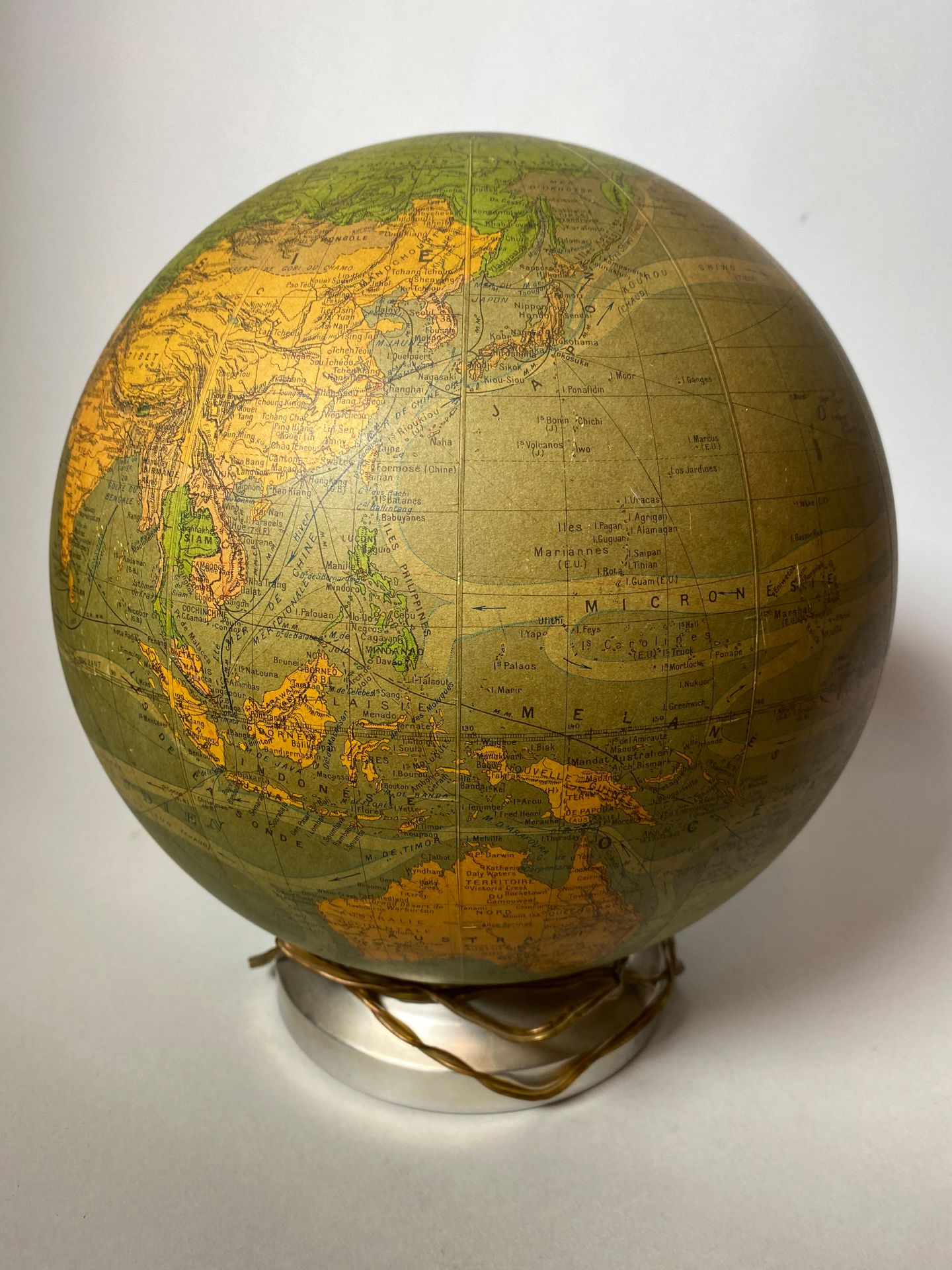 Null PERRINA

Globe terrestre lumineux en verre appliqué de papier imprimé, sur &hellip;