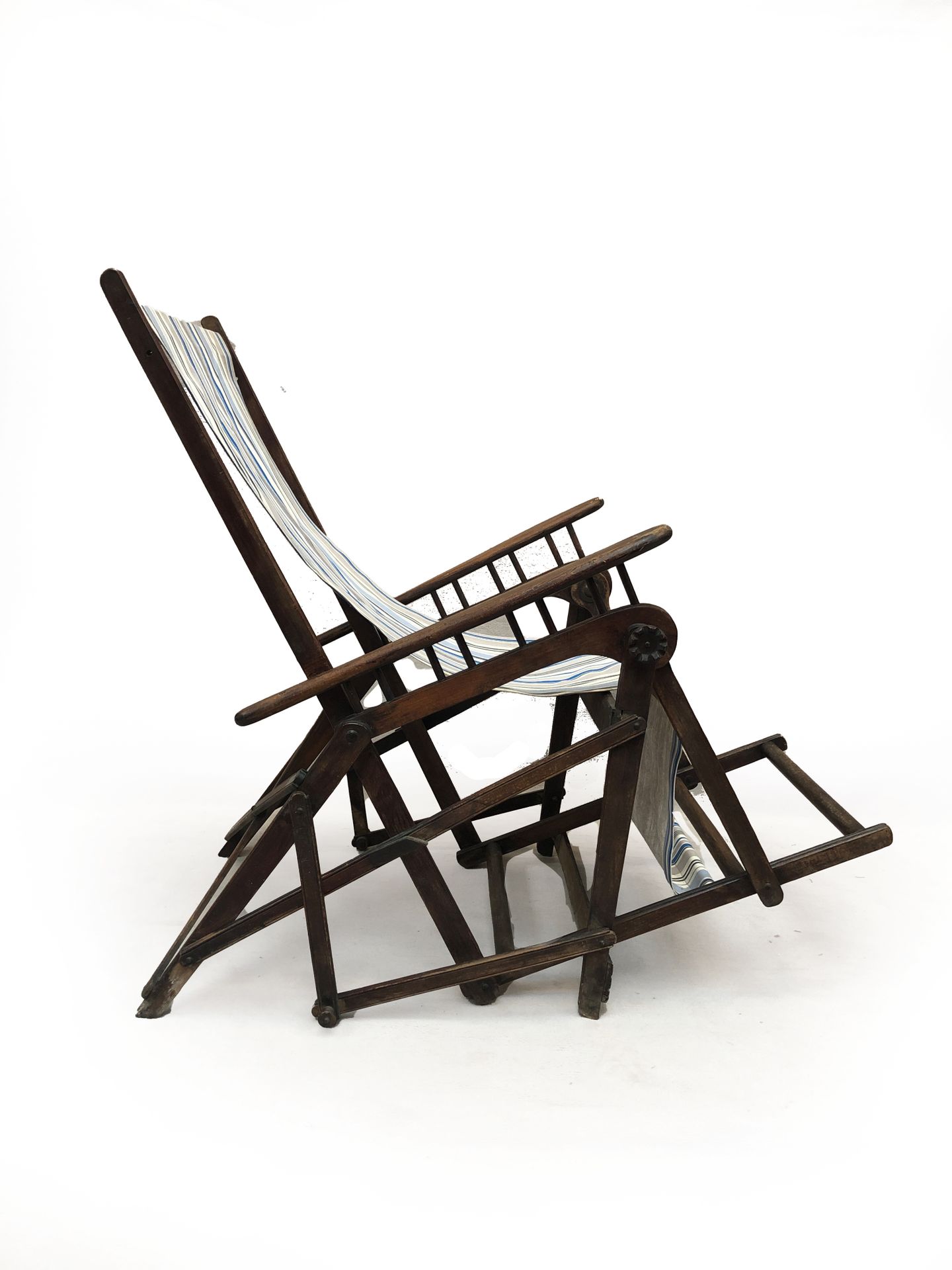 Null Chaise de pont pliante en bois teinté. 

Vers 1950-60.
