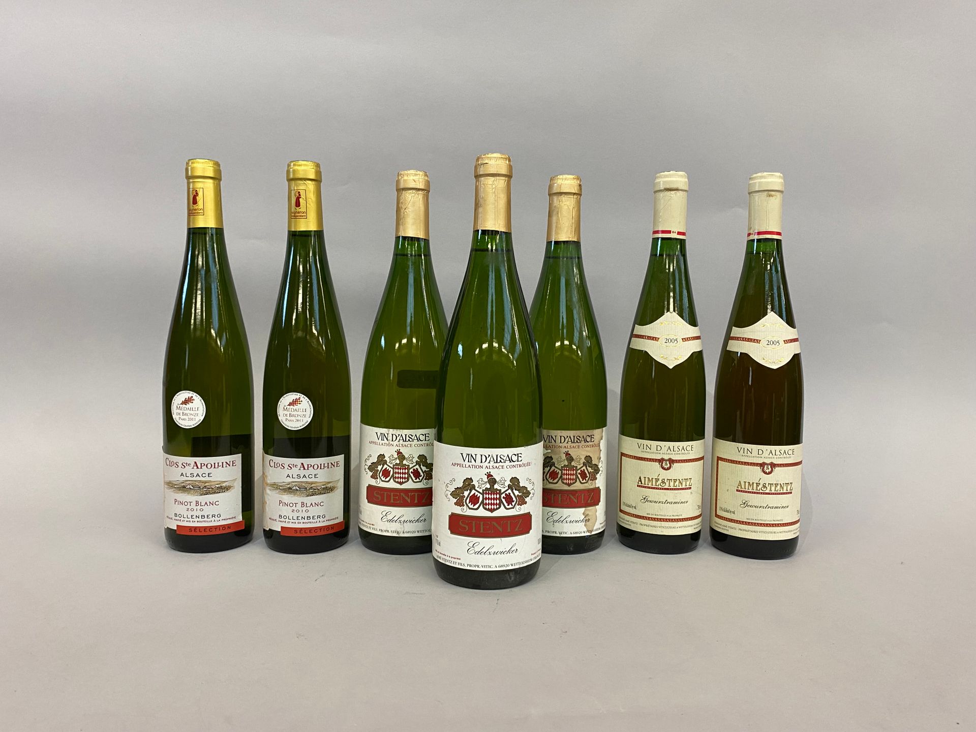 Null 
Lot de sept bouteilles de vin d'Alsace : Clos sainte Apolline, pineau blan&hellip;