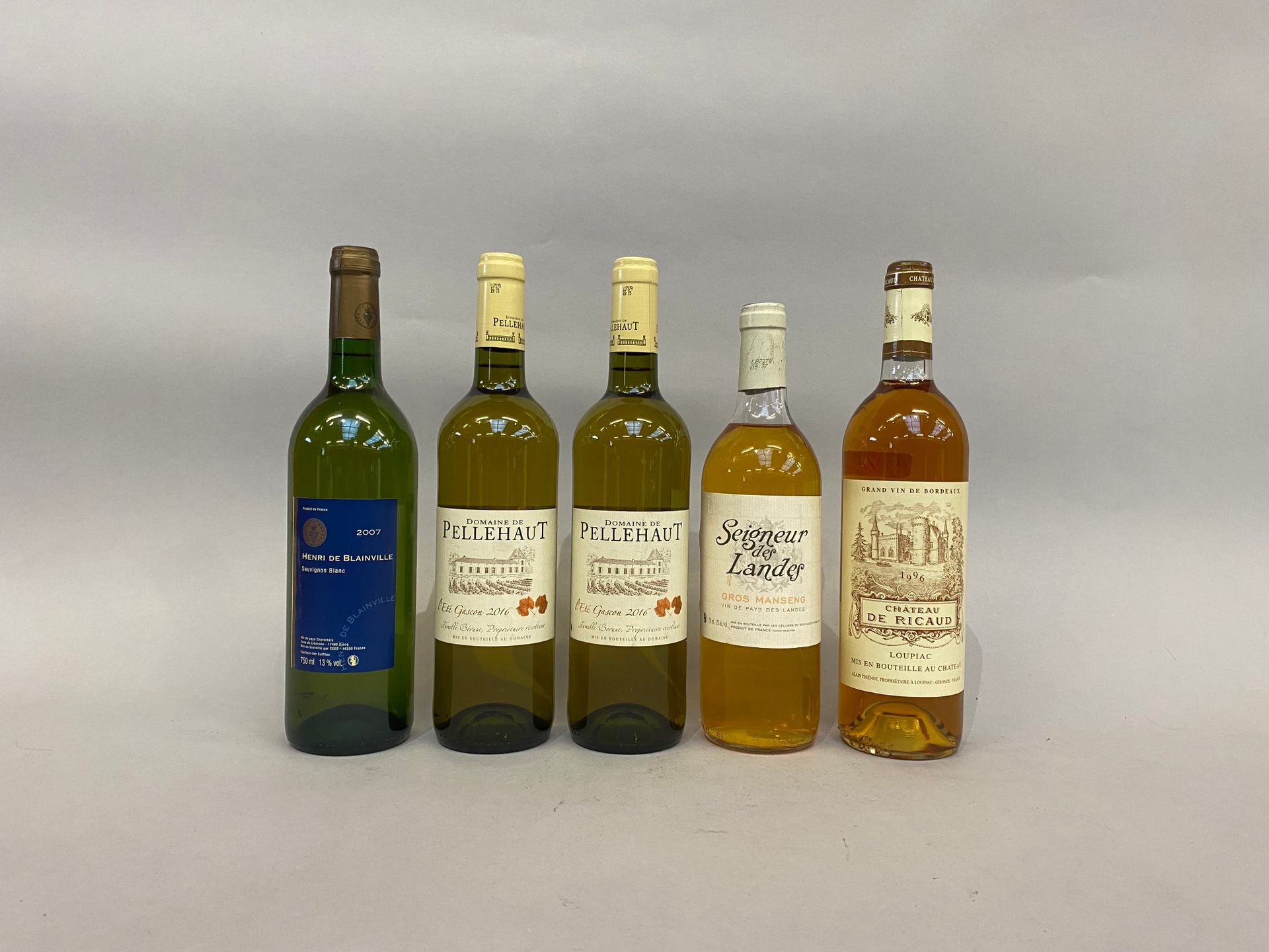 Null 
Lot de cinq bouteilles : Château de Ricaud, Loupiac, 1996, une bouteille ;&hellip;
