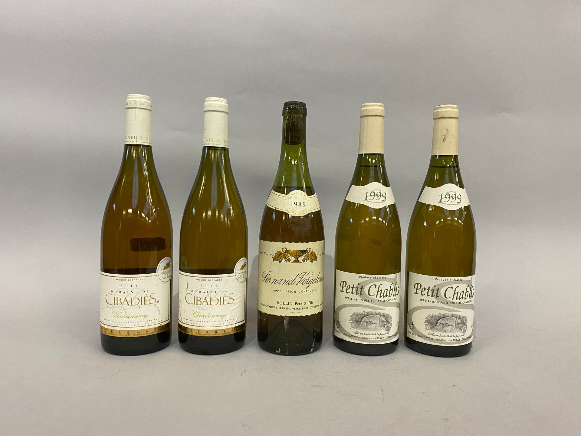 Null 
Lot de cinq bouteilles : Petit Chablis, Savary, 1999, deux bouteilles et C&hellip;