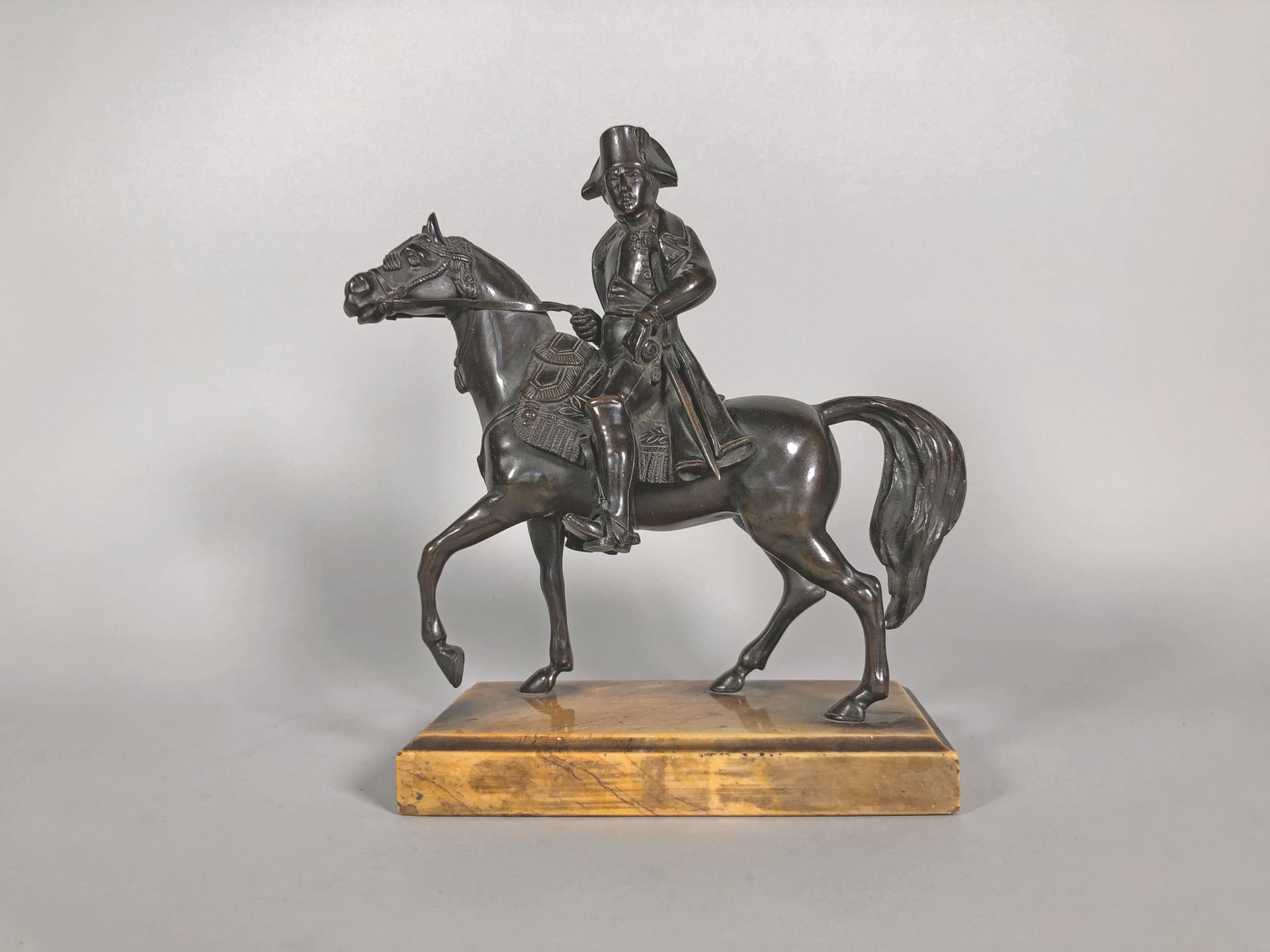 Ecole du XIXe siècle 
L'empereur Napoléon Ier à cheval. 
Epreuve en bronze à pat&hellip;