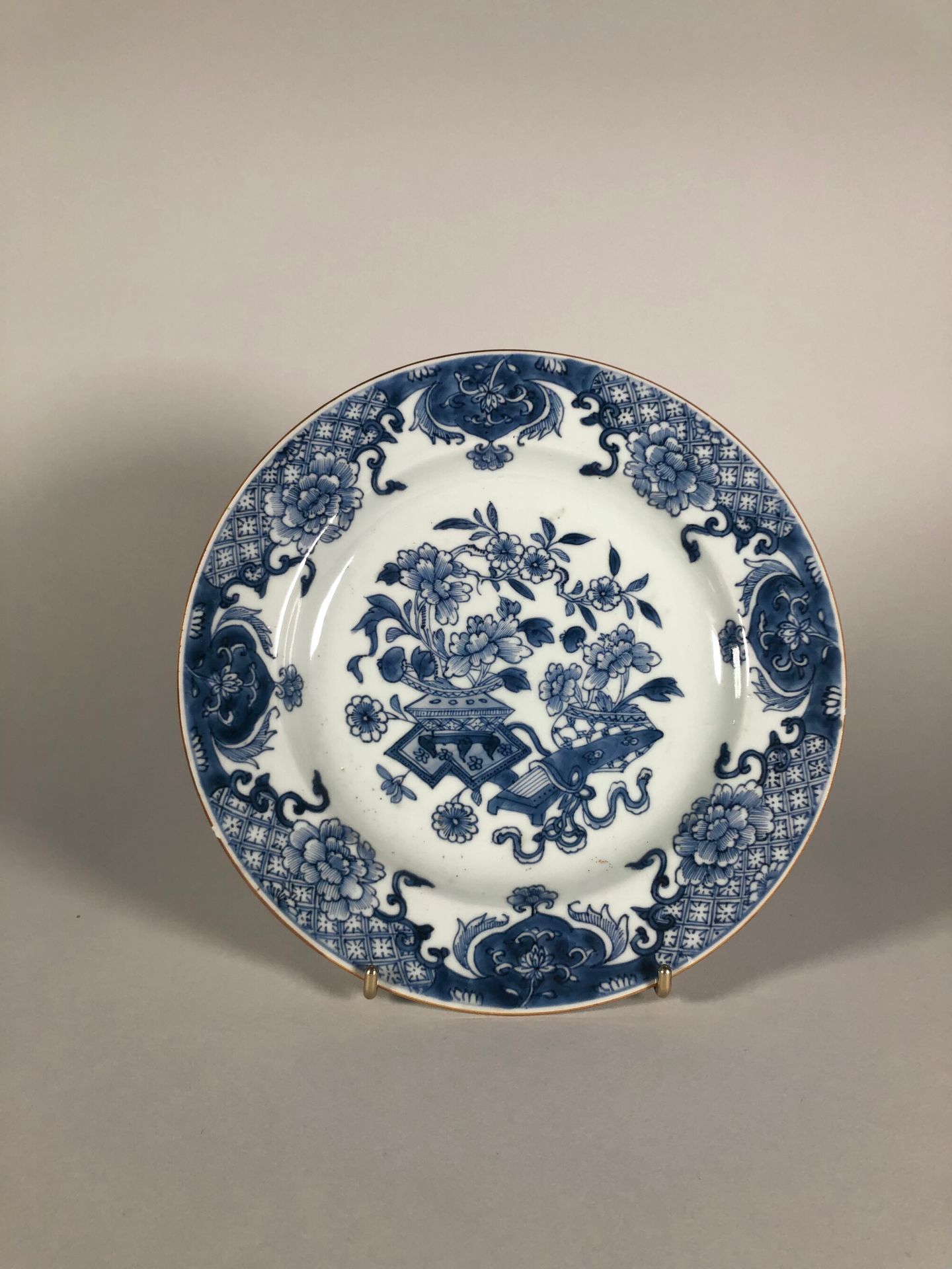 Null Assiette en porcelaine bleu-blanc à décor de vases fleuris au centre, l’ail&hellip;