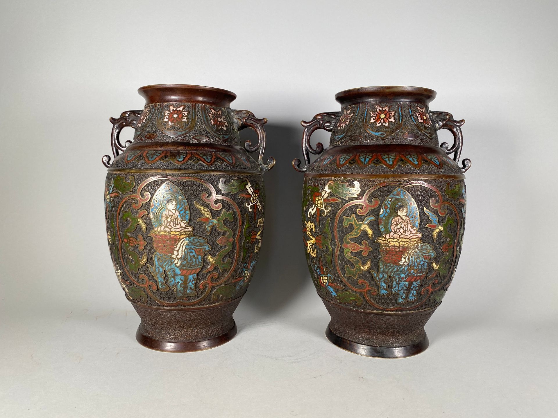 Null Paire de vases en bronze cloisonné à décor de bouddha sur un chien de fö. A&hellip;