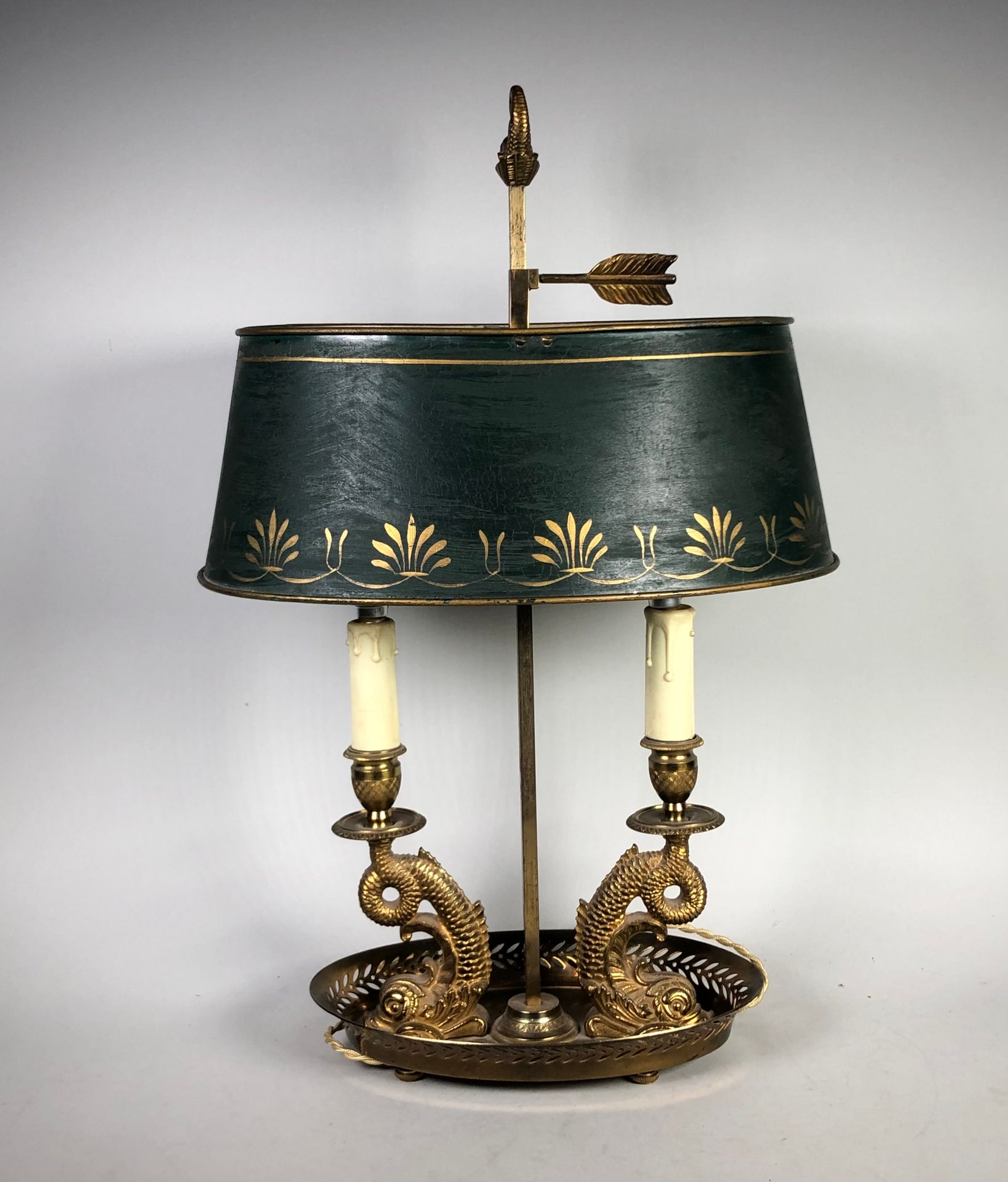 Null Lampe bouillotte à deux bras de lumière soutenus par des dauphins en bronze&hellip;