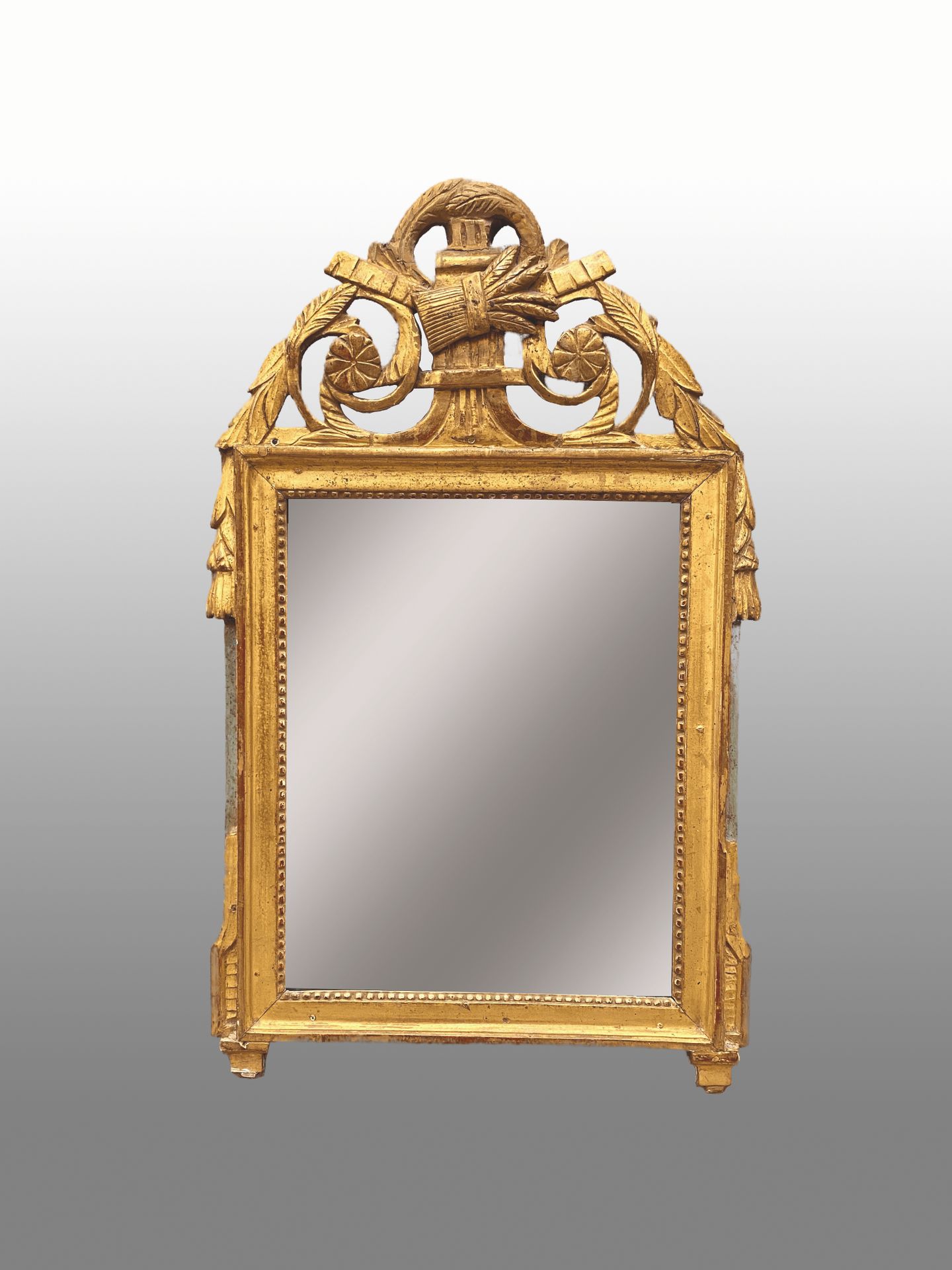 Null Kleiner Spiegel mit Giebel aus geschnitztem und durchbrochenem Holz mit Ran&hellip;