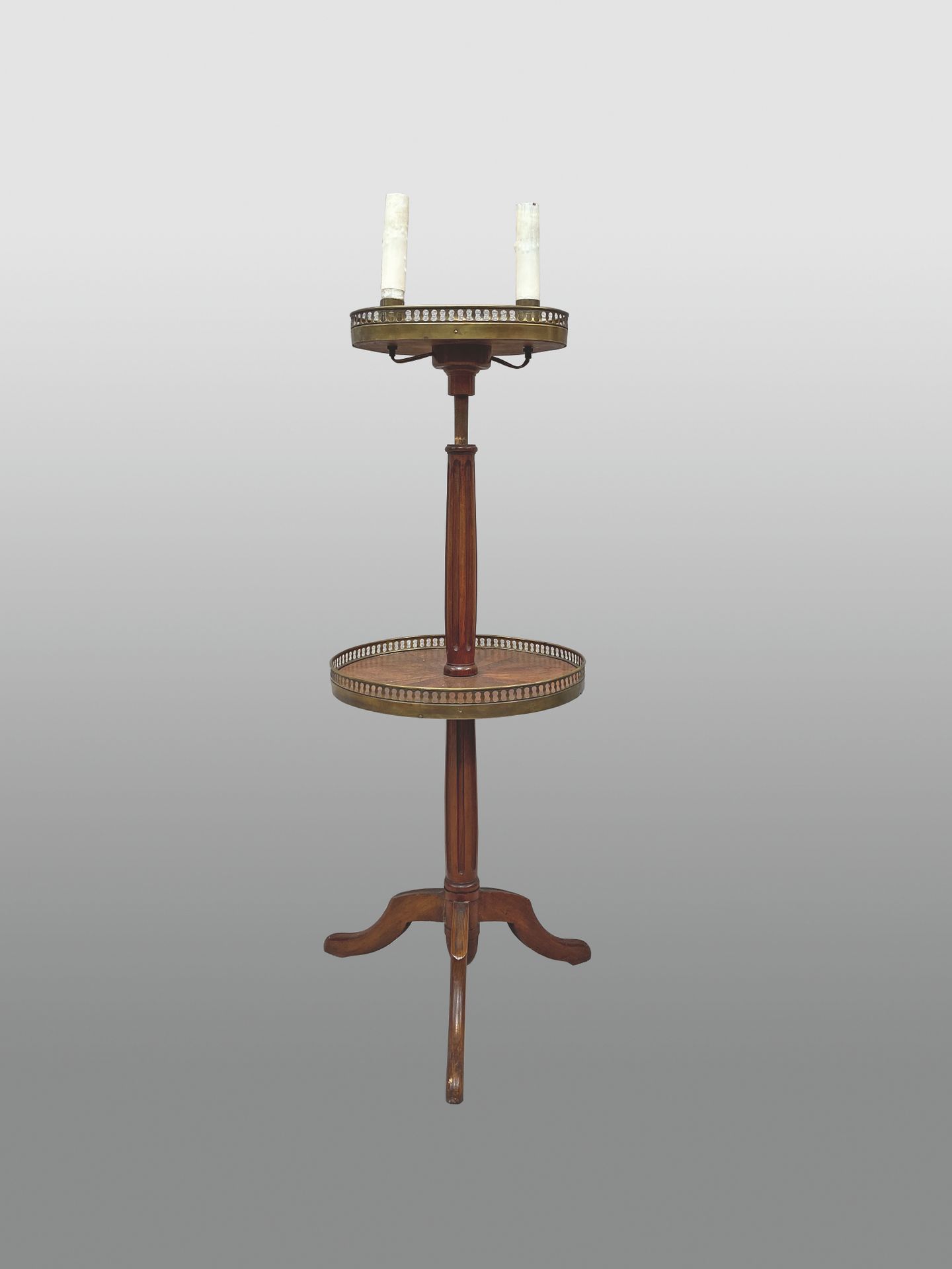 Null 木皮的哑巴仆人，有两个托盘，周围有镂空的黄铜支架，放在一个有凹槽的三角架上。上半部分有两个电动安装的蜡烛。

约1800年。

高：96厘米 - 深：&hellip;