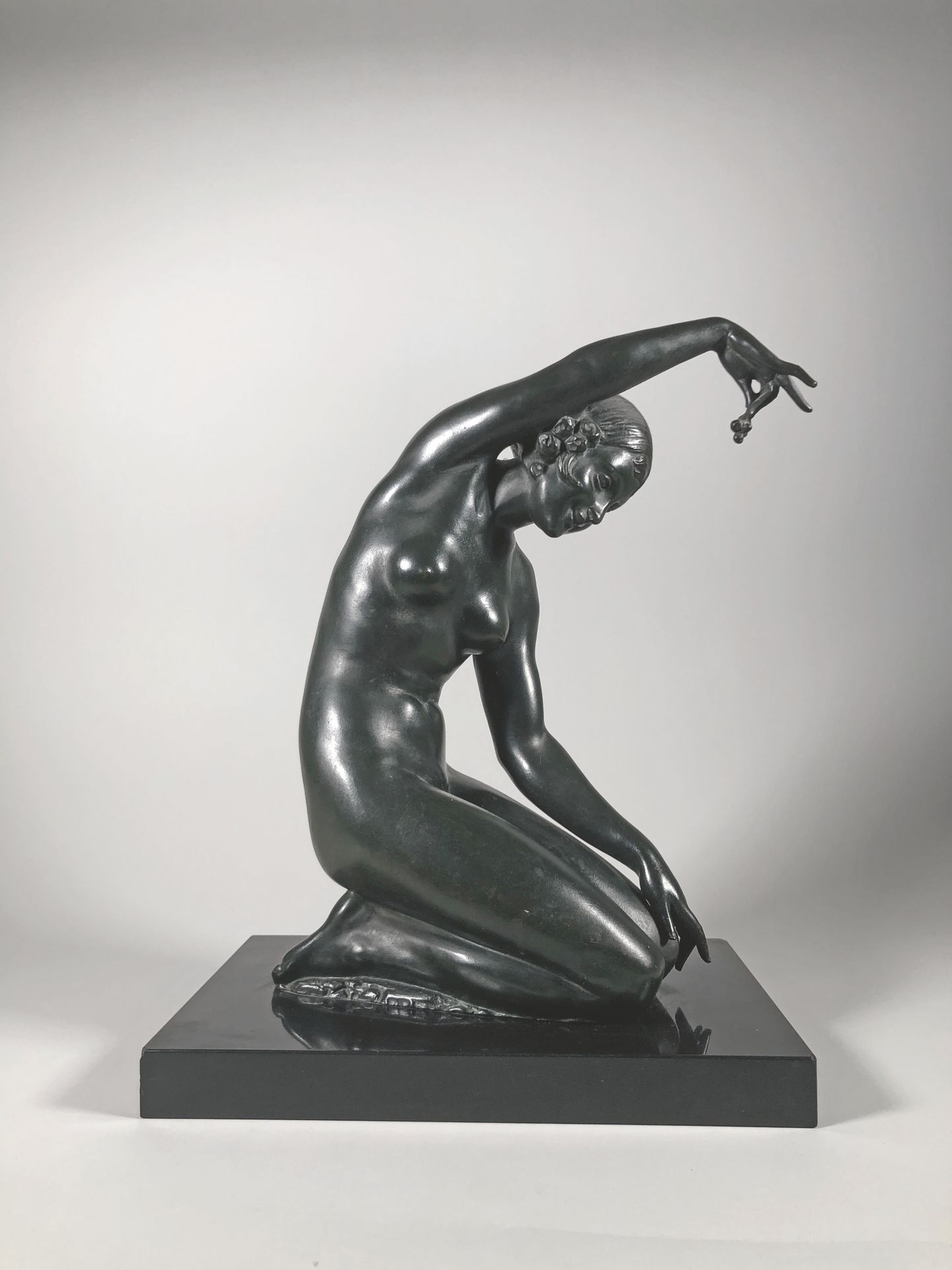 Null 路易-里奇（1877-1949）

带着一串葡萄的模型。

青铜材质的证明，带有阴影的绿色铜锈。古代铸造，有签名和标记 "青铜"。坐落在黑色大理石底座&hellip;