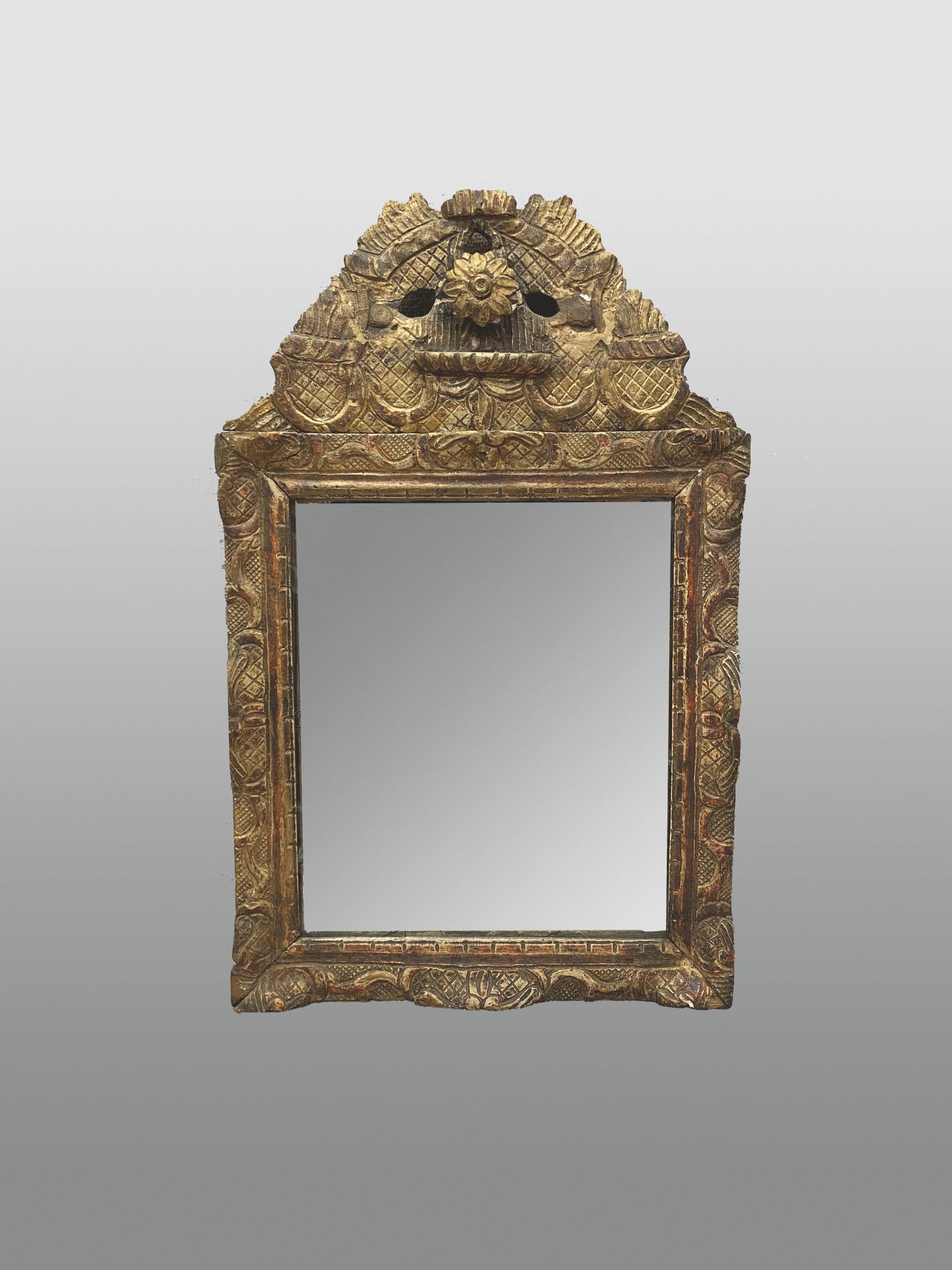 Null 雕刻着十字架、扣子和花朵的木制门楣镜。

18世纪。

59 x 37 厘米