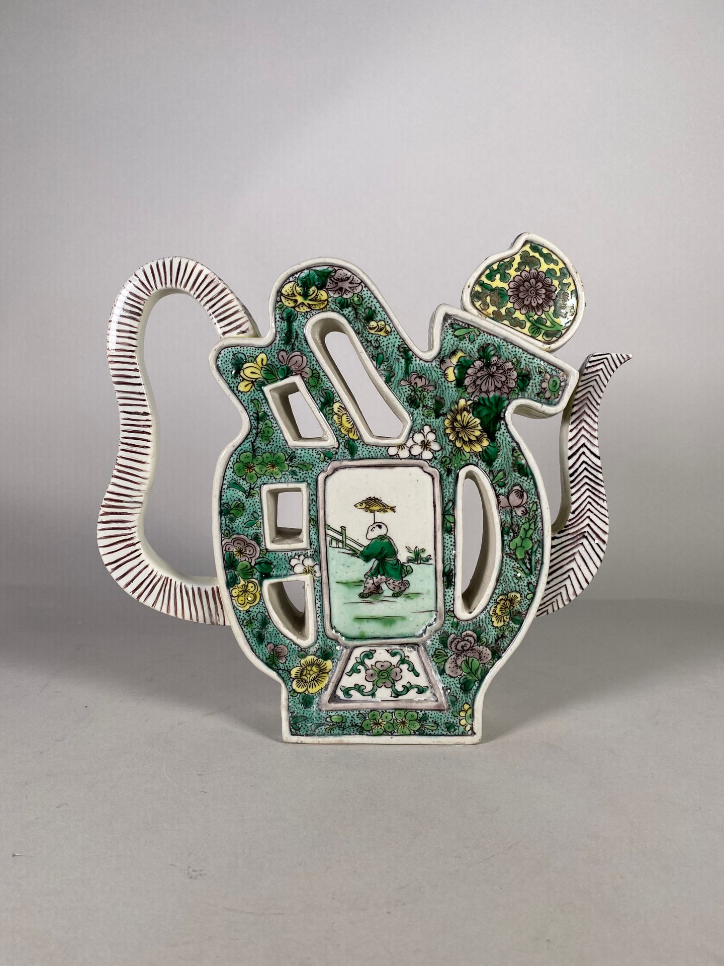 Null 一件中国瓷器字罐，饰以绿家风格的多色珐琅彩，绿底花叶环绕的字（修复）。

中国，19世纪。

高：19.5厘米