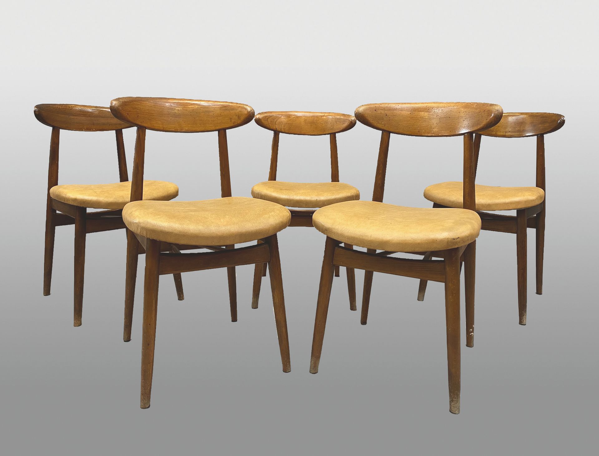 Null 一套五把染色榉木椅子，带回旋镖靠背和仿皮软垫。

约1960年。

通过重新招标出售，商法第L 321-14条。