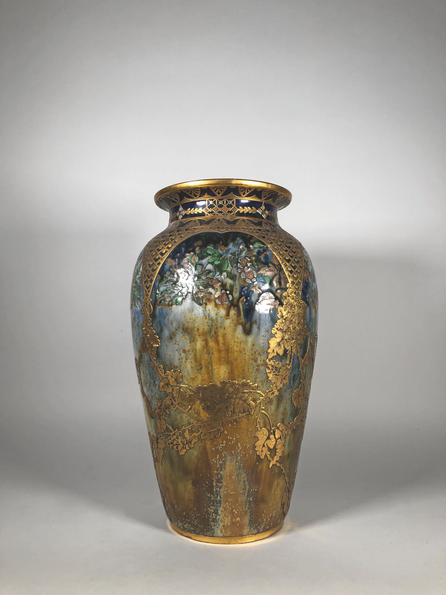 Null 新艺术运动学校

釉面炻器花瓶，带有多色景观装饰，通过鎏金黄铜的植物、鸟和蜻蜓的应用来加强。

高度：47厘米