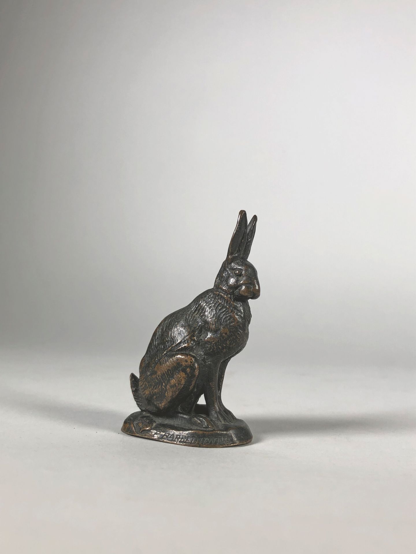 Null 安托万-路易斯-巴里(Antoine Louis BARYE) (1796-1875)

坐着的野兔，耳朵竖起来。

青铜材质的证明，带有深棕色阴影的&hellip;