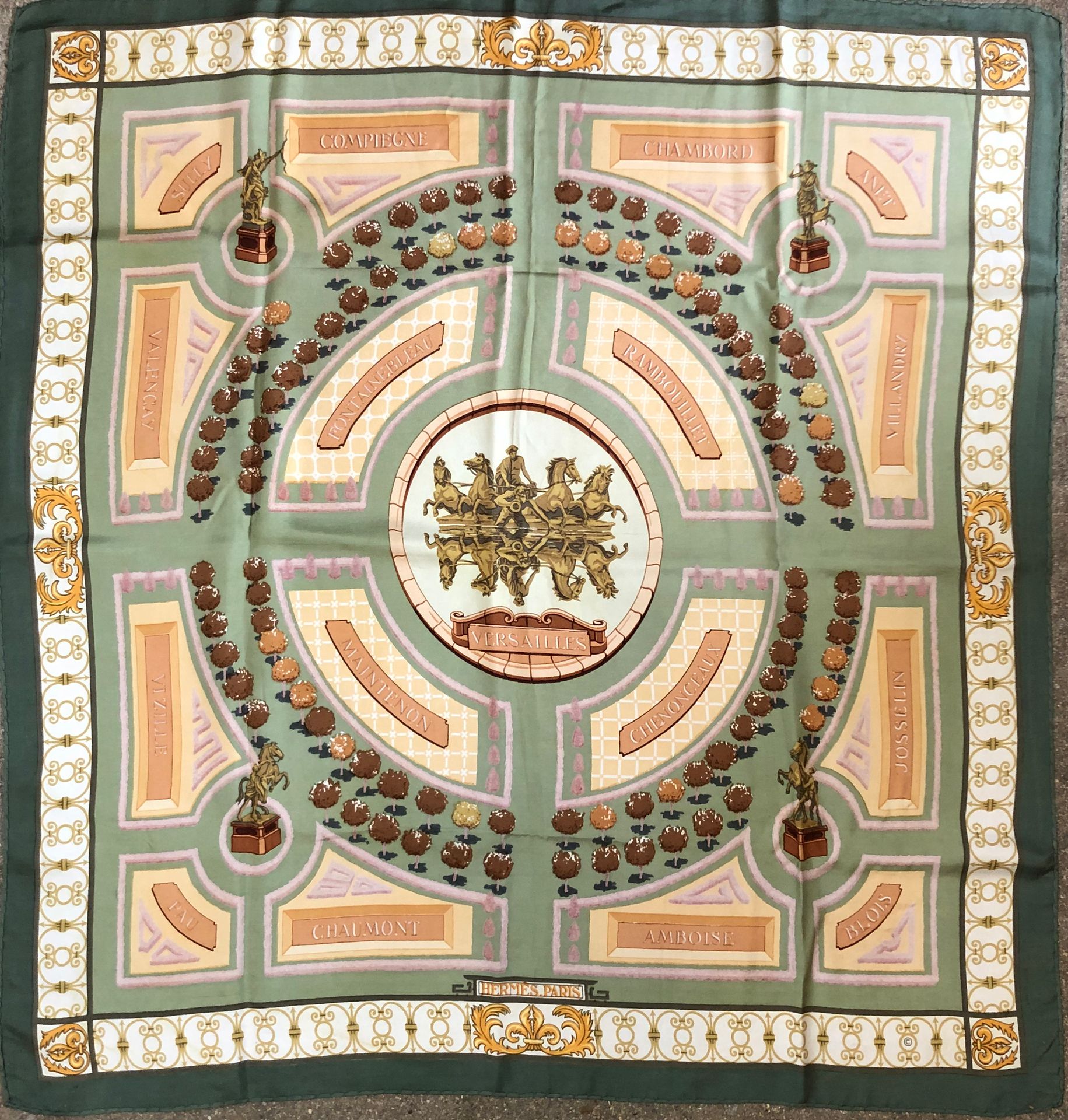 Null HERMES Paris
Carré de soie titré "Versailles" sur fond vert.
90 x 90 cm
