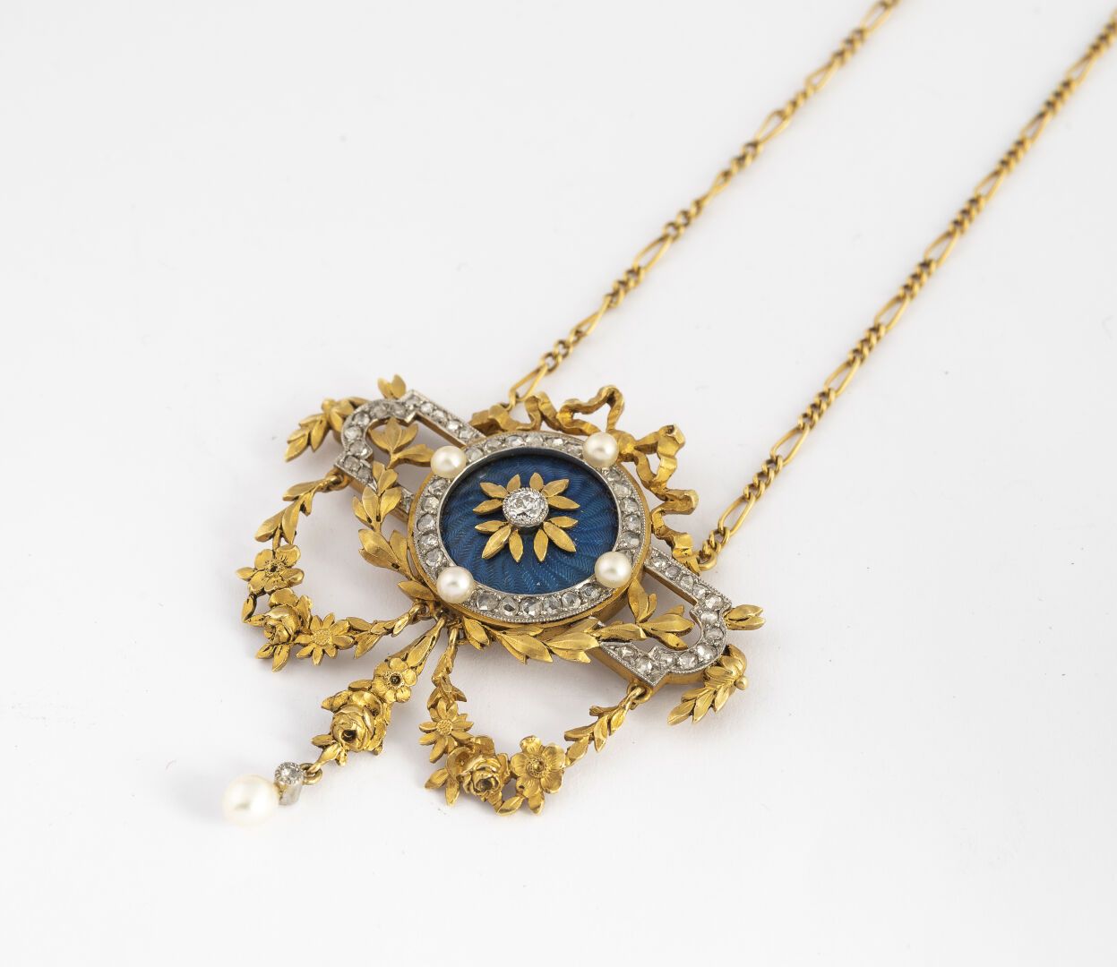 Null 帷幔项链

在750°/°金中

在玫瑰和珍珠种子框架内的蓝色扭索状珐琅盘上，以一个结的图案为中心，镶嵌着一颗TA的钻石，流苏上的花环使其更加突出。
&hellip;