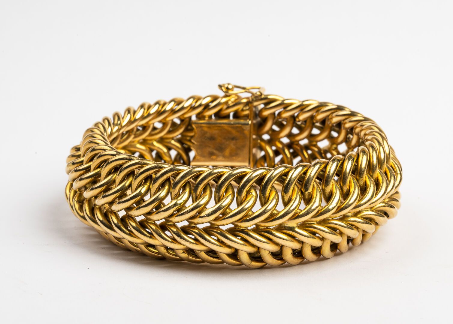 Null GOURMETTE BRACELET

In 750°/°° gold

English mesh

weight : 61,80 g