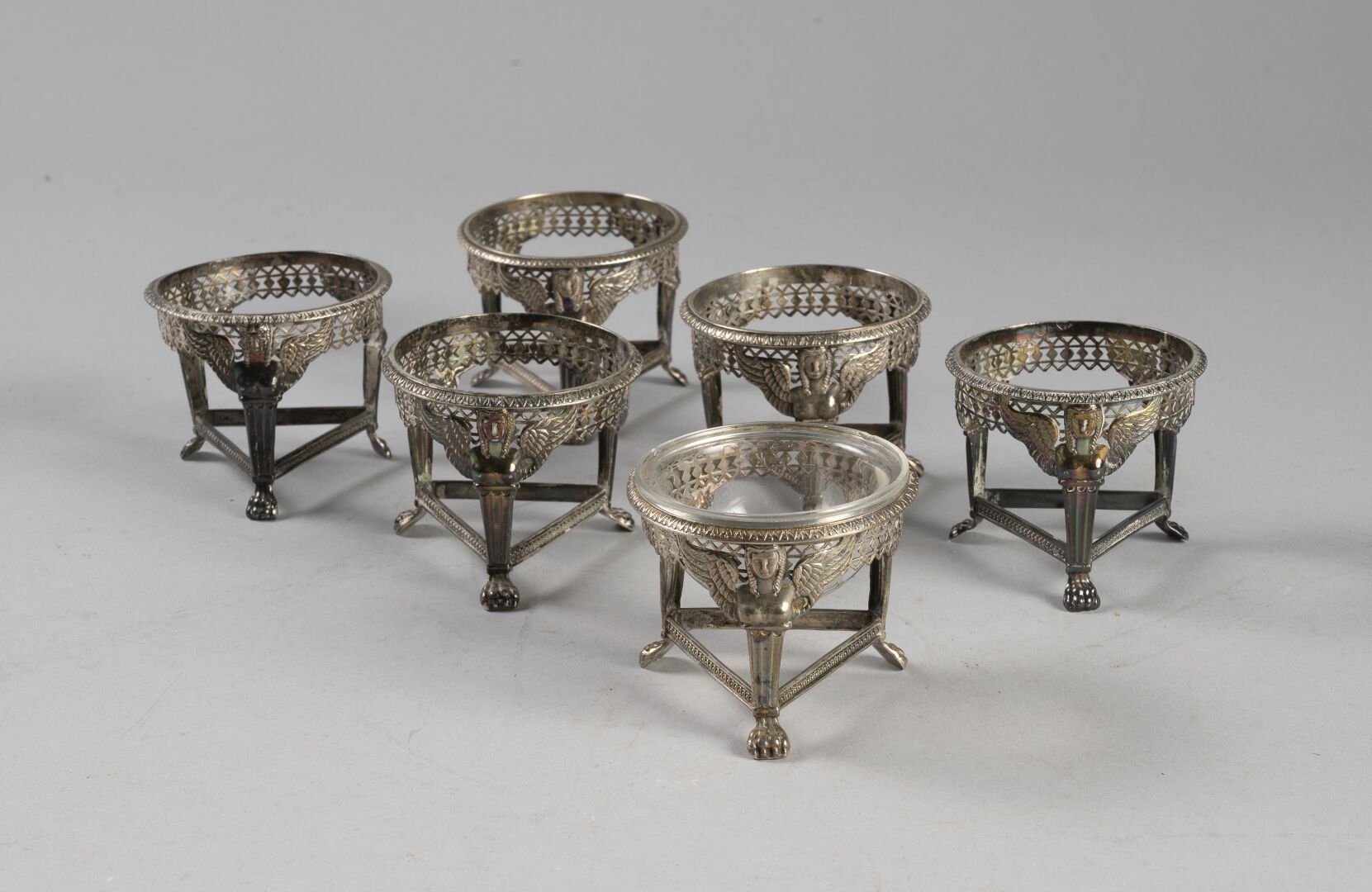 Null SUITE OF SIX TRIPOD SALERON MOUNTS

In silver 950°/°° Paris 1809-1819

Deco&hellip;