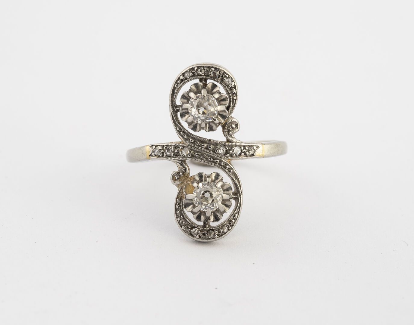 Null 十字环

750°/°的白金和铂金材质

镶嵌有两颗TA钻石的玫瑰花

约1920年

毛重：4.9克 - TD.60

(划痕)