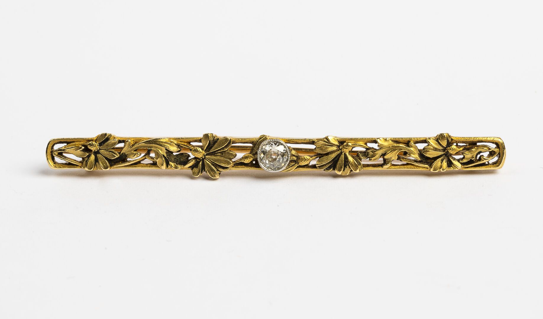 Null 
新艺术风格的发夹胸针




在750°/°的黄金和铂金中




精心雕琢的叶子上镶嵌着一颗钻石TA




约1910年




毛重：9克 
&hellip;