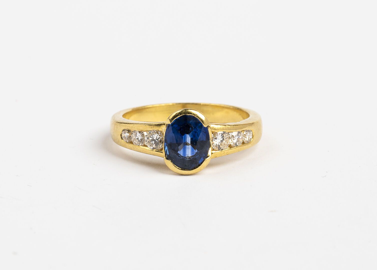 Null RING

In 750°/°° gold

Set with a sapphire and six brilliant cut diamonds

&hellip;