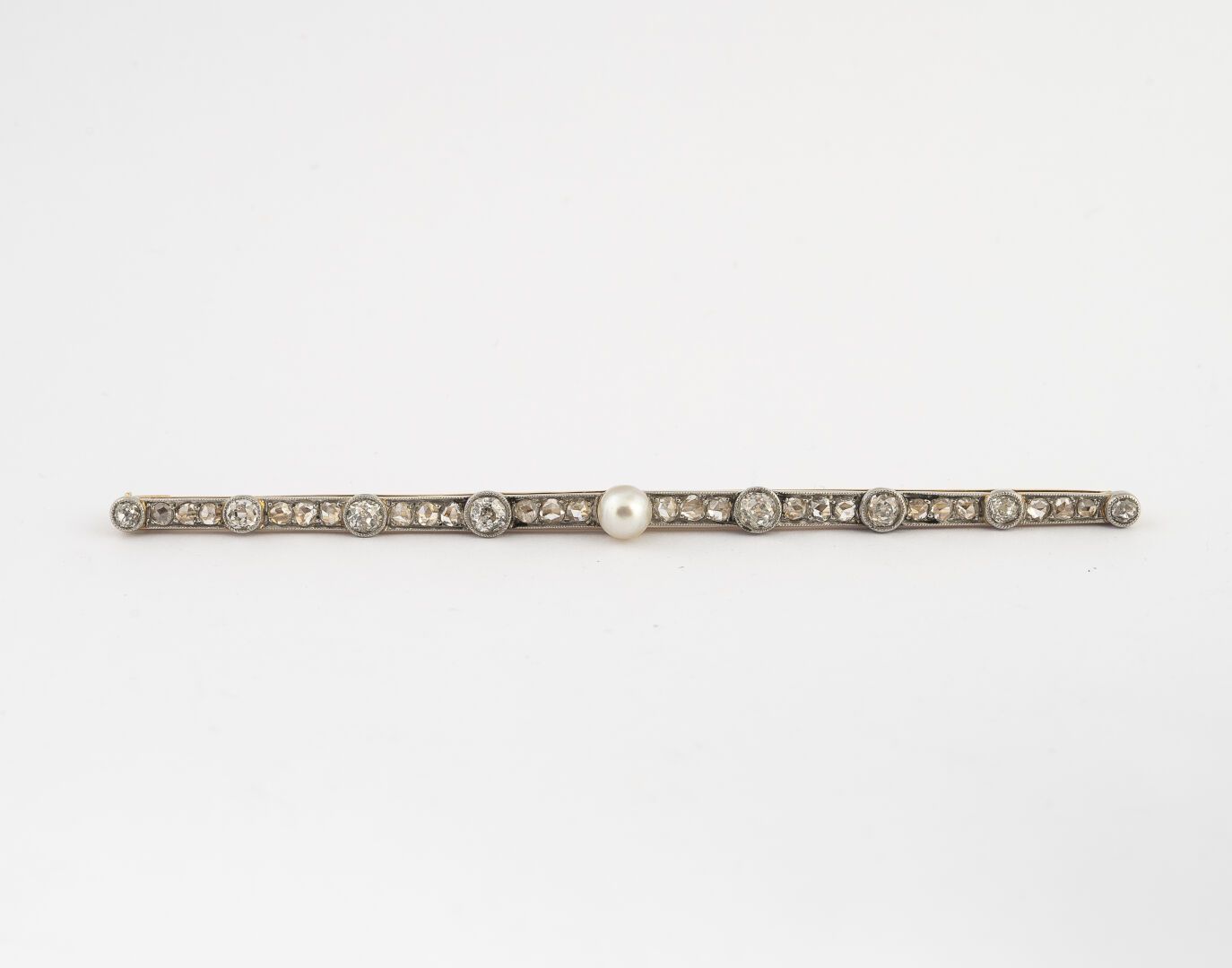 Null 重要的胸针

750°/°的白金和铂金材质

在纽扣珍珠的中心，有一滴TA钻石与玫瑰花交替出现

约1900年

毛重：9.8克

长度: 10 cm&hellip;