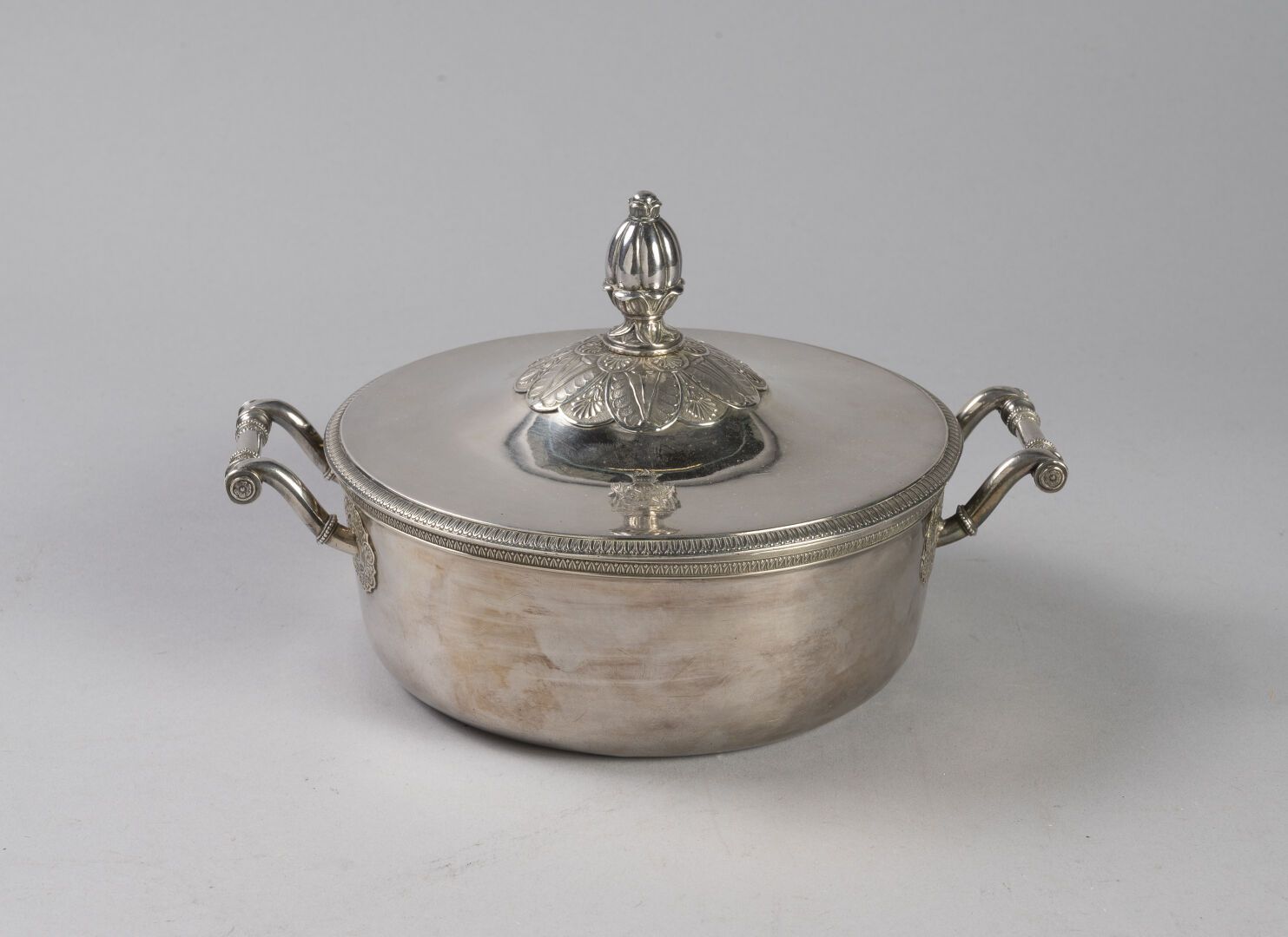 Null ROUND COVERED VEGETABLE DISH

In silver 950°/°° Paris 1819-1838

Lid circle&hellip;