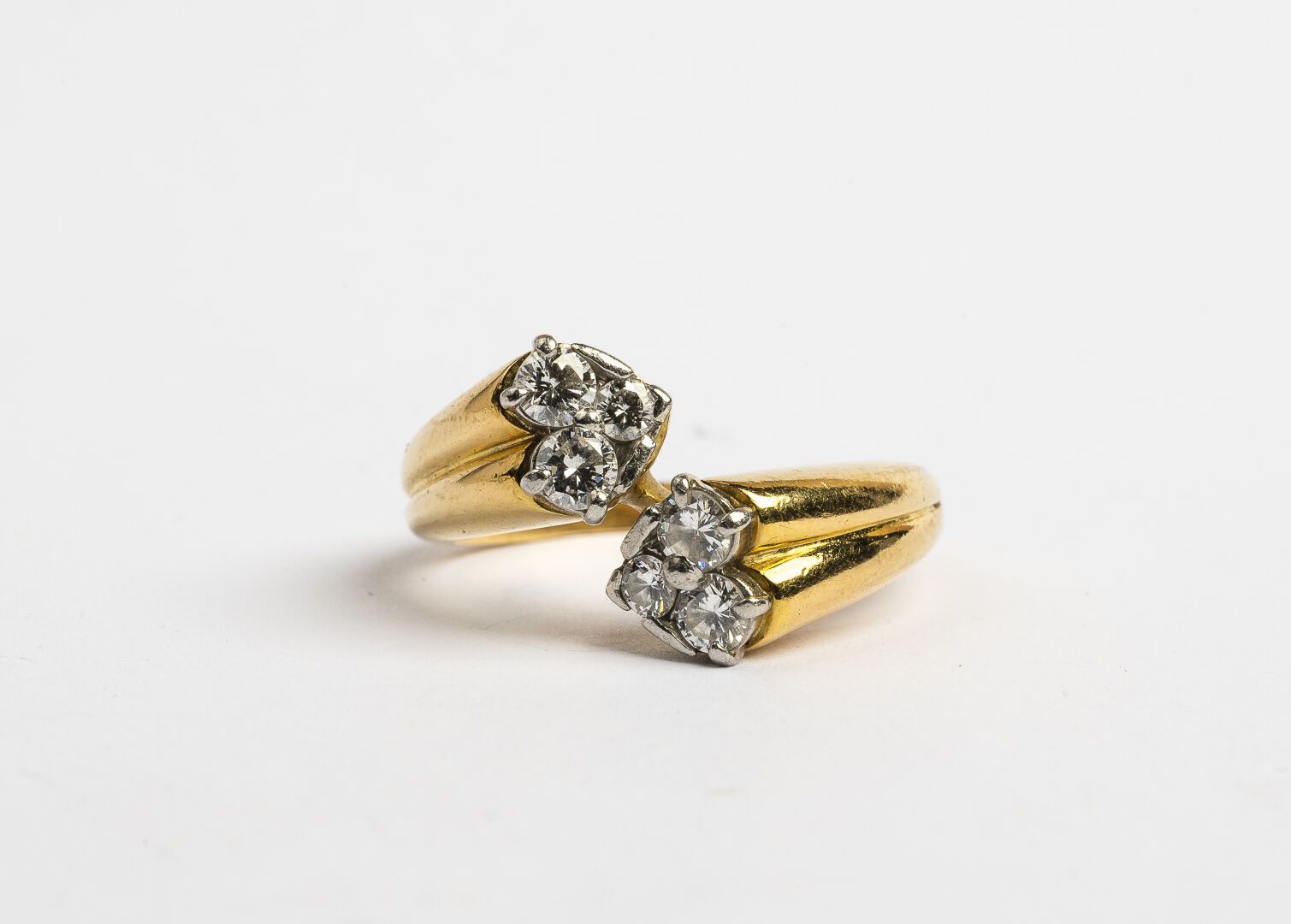 Null GEKREUZTER RING

Aus 750°/°° Gold

Mit Diamanten besetzt.

Bruttogewicht: 6&hellip;