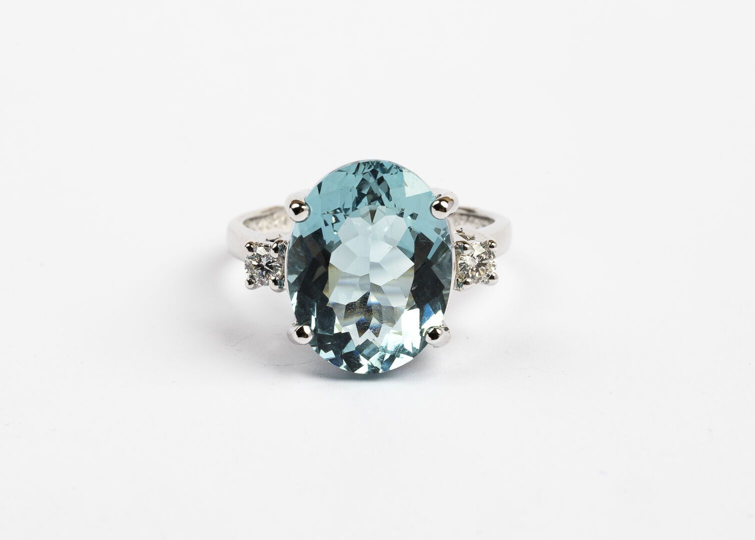 Null RING

In white gold 750°/°°.

Set with an oval aquamarine of 6 cts approx. &hellip;