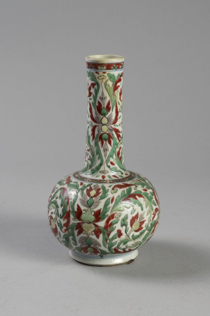 Null 中国

长颈瓶花瓶

瓷器和绿族珐琅彩的芙蓉花、石榴和树叶

叶痕

康熙时期，17世纪

高21厘米

(颈部修复，底部有小缺口)