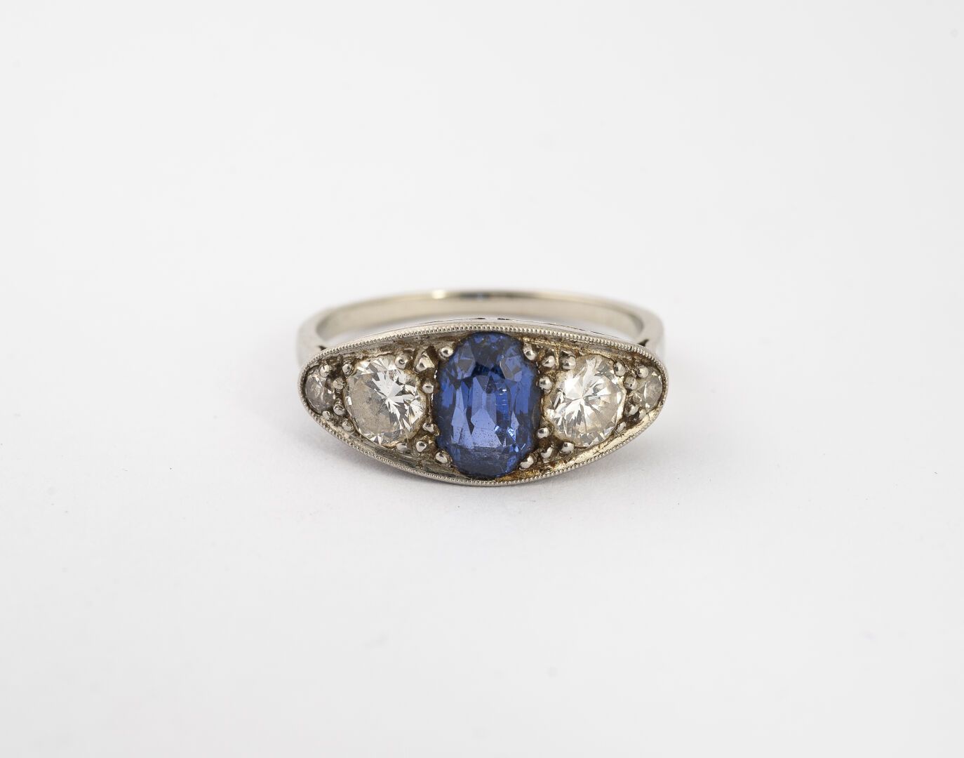 Null 齿形环

 750°/°的白金和铂金材质

镶嵌一颗无热塑的锡兰蓝宝石（GEM巴黎证书）和四颗TA钻石

约1920年

毛重：3.46克 - TD.&hellip;