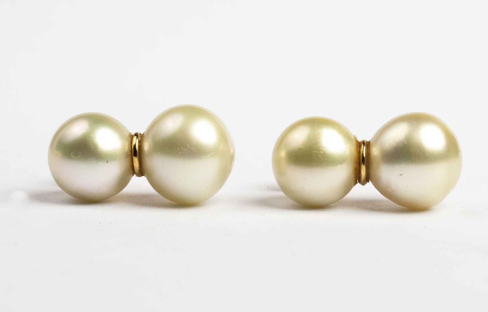 Null 耳环一对

在黄金750°/°。

饰有两颗南海养殖珍珠，直径约11.5至12.5毫米

毛重 : 12,57 g