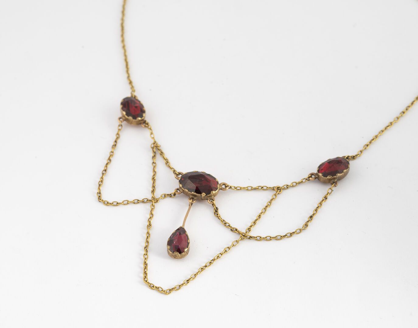 Null DRAPERY NECKLACE

In 750°/°° gold

Decorated with red stones on pebbles

Wo&hellip;