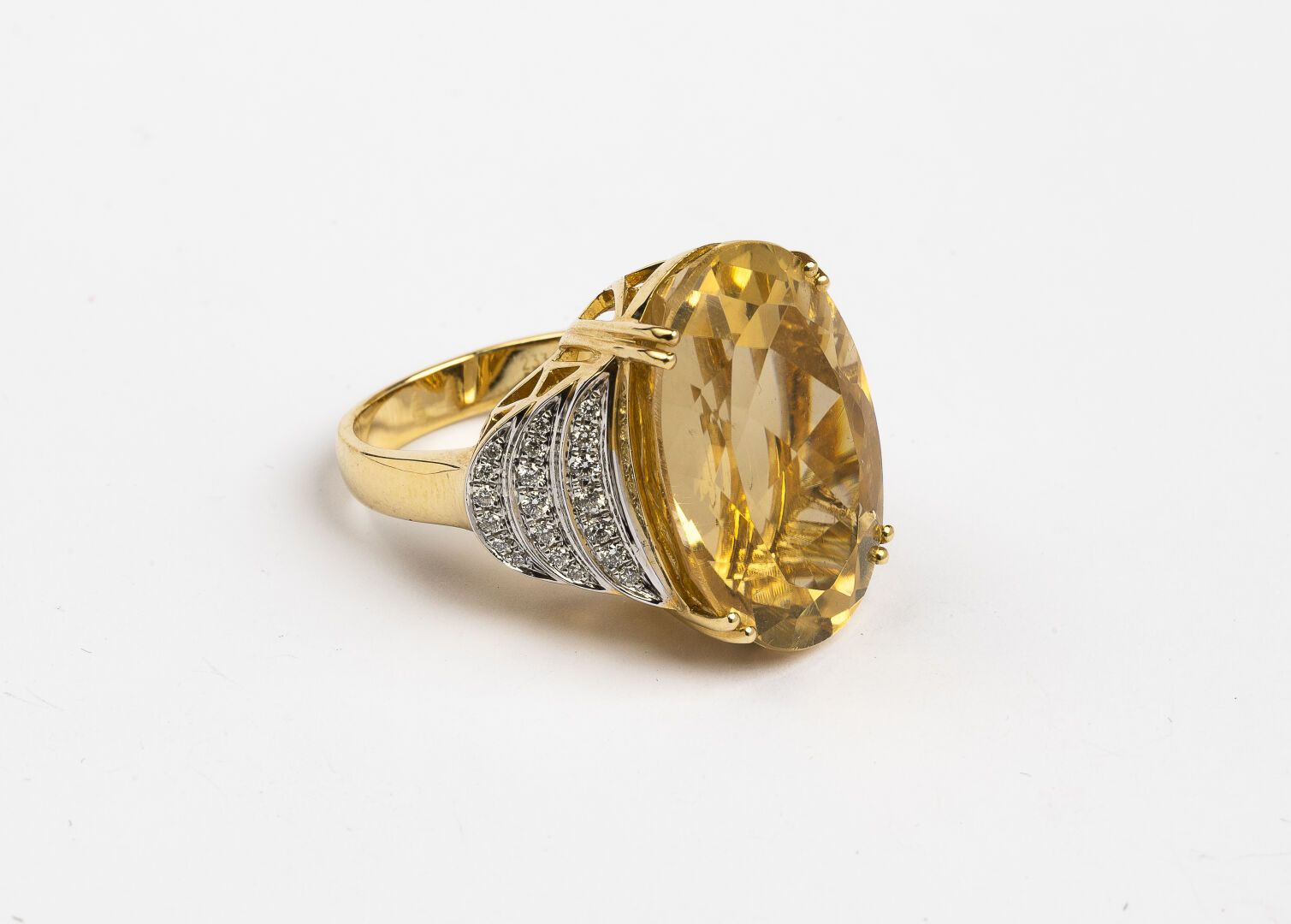 Null COCKTAIL RING

In 750°/°° gold

Set with an oval citrine of 20 cts approx. &hellip;