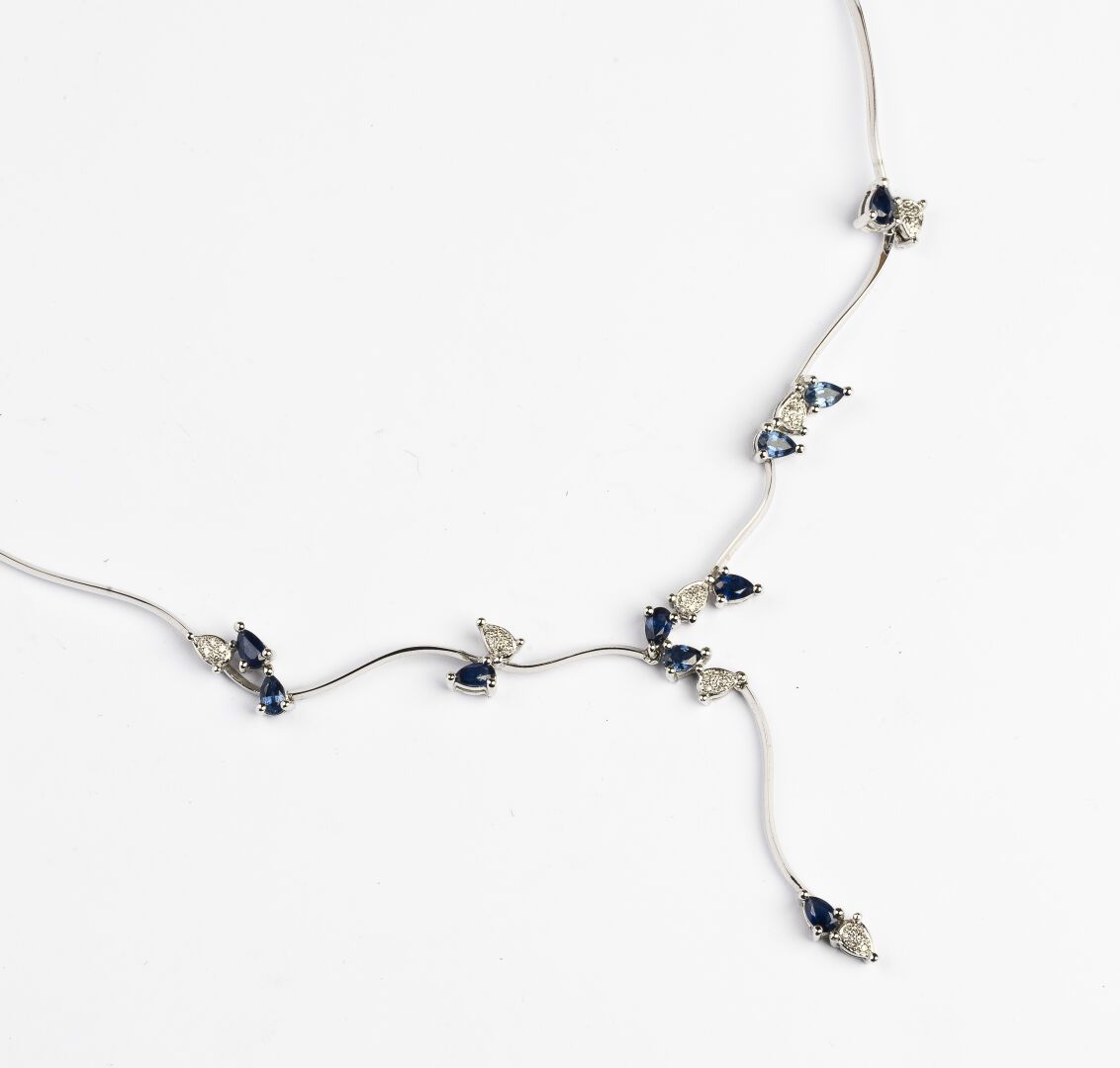 Null 帷幔项链

白金材质，750°/°。

镶有梨形切割蓝宝石和钻石的风格化叶子图案

毛重 : 19,45 g