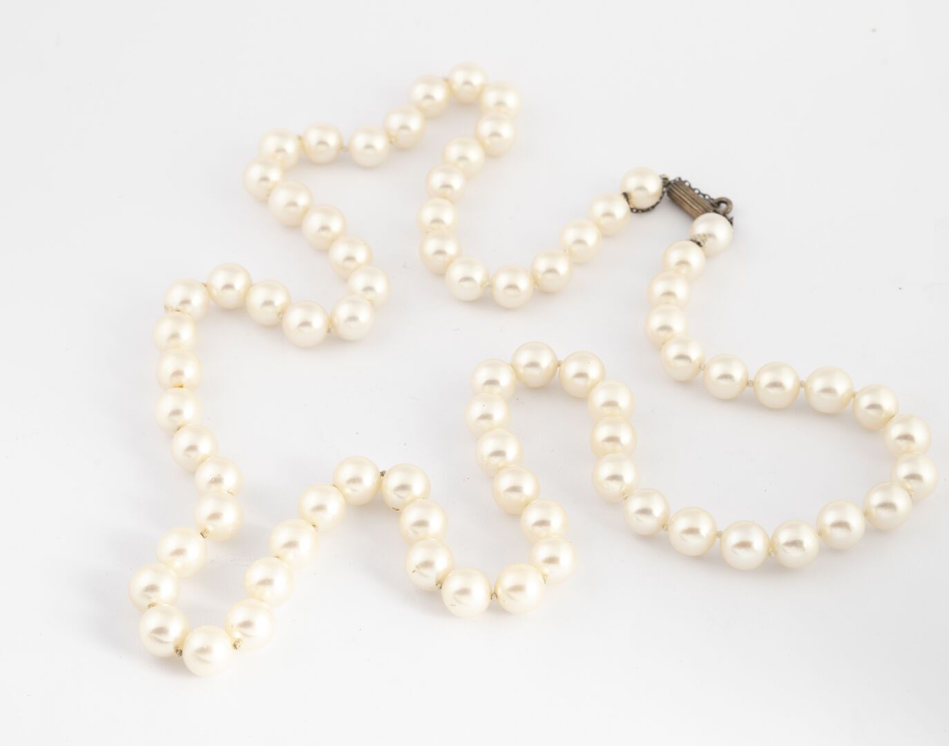 Null 养殖珍珠长吊坠项链

直径约为8.2毫米

750°/°°的白金表扣。

带安全链

毛重 : 61,80 g