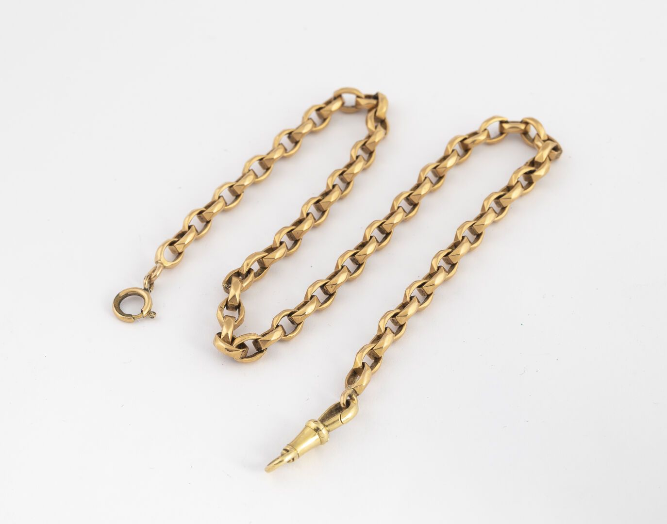 Null WATCH CHAIN

In 750°/°° gold 

With twisted forçat links

Circa 1900

Weigh&hellip;