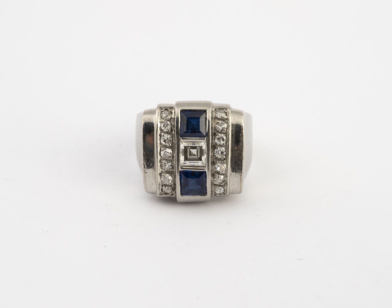 Null 
*SIGNET戒指




铂金方面 




镶嵌着一颗方形钻石和两颗校准的蓝宝石，上面镶嵌着两行钻石




约1935-1940年




毛&hellip;