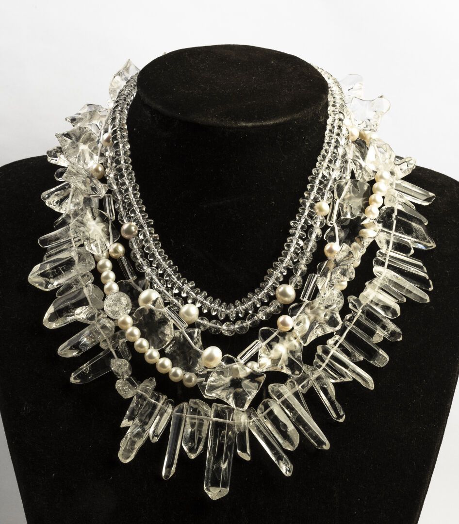 Null DRAPERY NECKLACE

Of five rows of cut crystal and rock crystal enhanced wit&hellip;