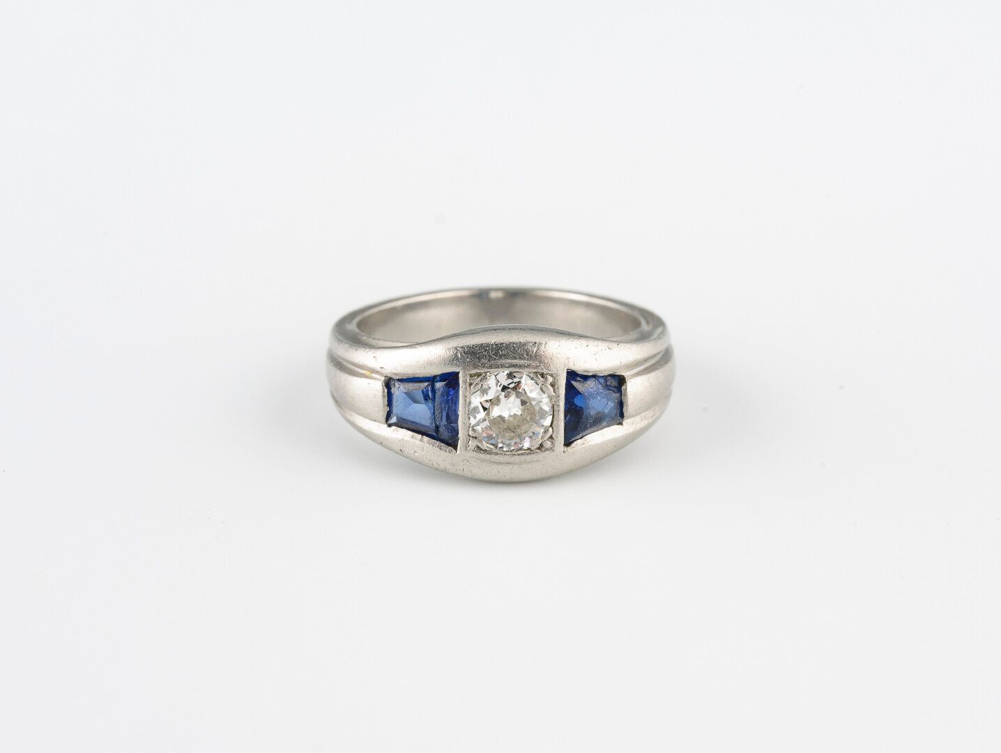 Null JONC RING

铂金方面

镶嵌有一颗0.50克拉的TA钻石和两颗校准的蓝宝石

约1935年

毛重：13.73克 - TD.58

(划痕)