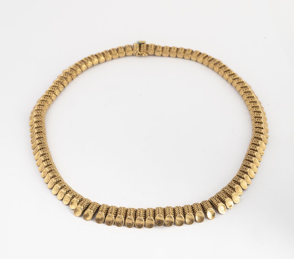 Null DRAPERY NECKLACE

In 750°/°° gold

With pressed gourmet links

Circa 1950

&hellip;