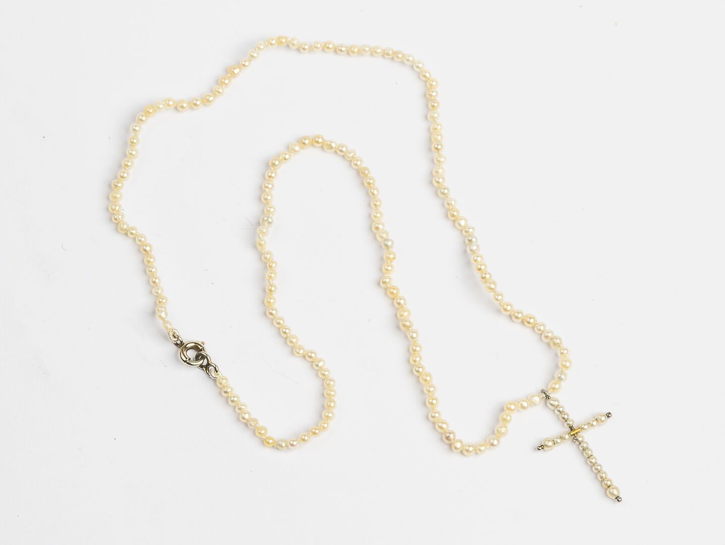 Null 项链和它的十字架吊坠

在珍珠种和白金750°/°°。

约1910年

毛重 : 2,66 g
