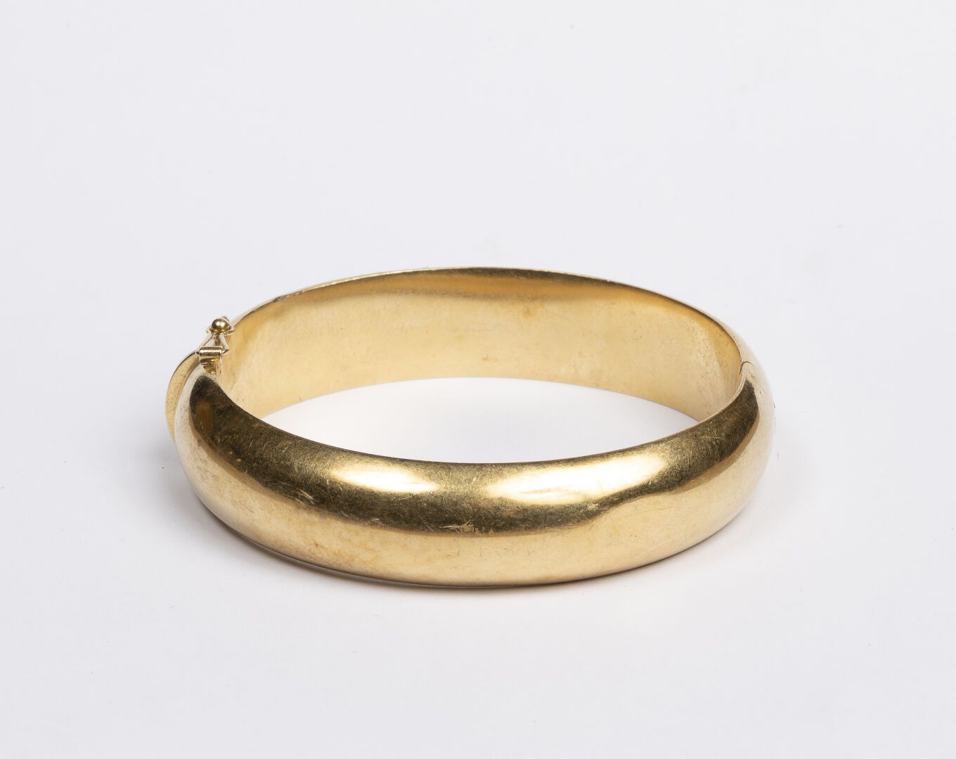 Null OPENING BANGLE BRACELET

In gold 750°/°°.

Weight : 39,97 g

(Dented)