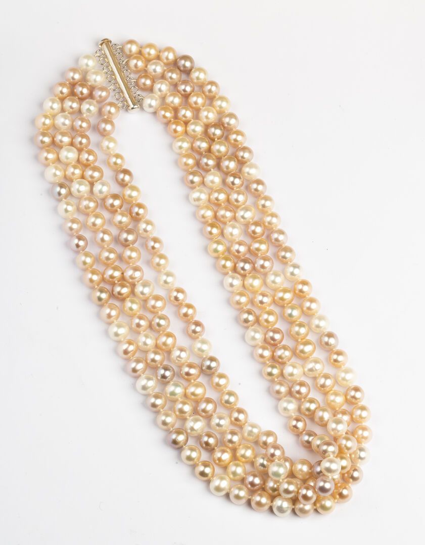 Null 四排淡水珍珠项链 tutti

直径从8到8.5毫米左右。

925°/°银质搭扣。

毛重：166.8克