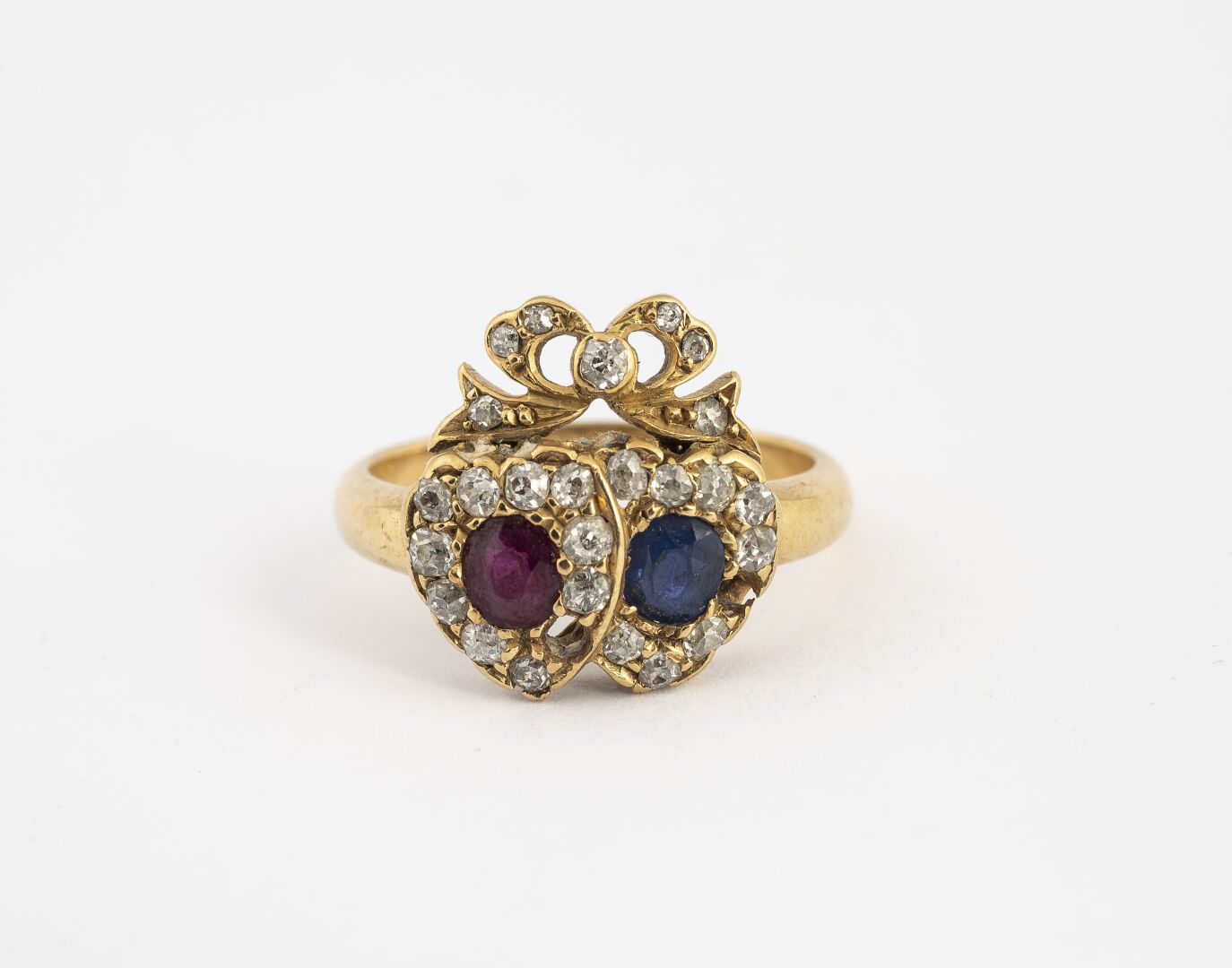 Null * 承诺戒指

金色 750°/°

饰以心形图案，在一圈钻石中镶嵌一颗蓝宝石和一颗红宝石，TA的心形图案。

英文作品

毛重：4.95克 - TD&hellip;
