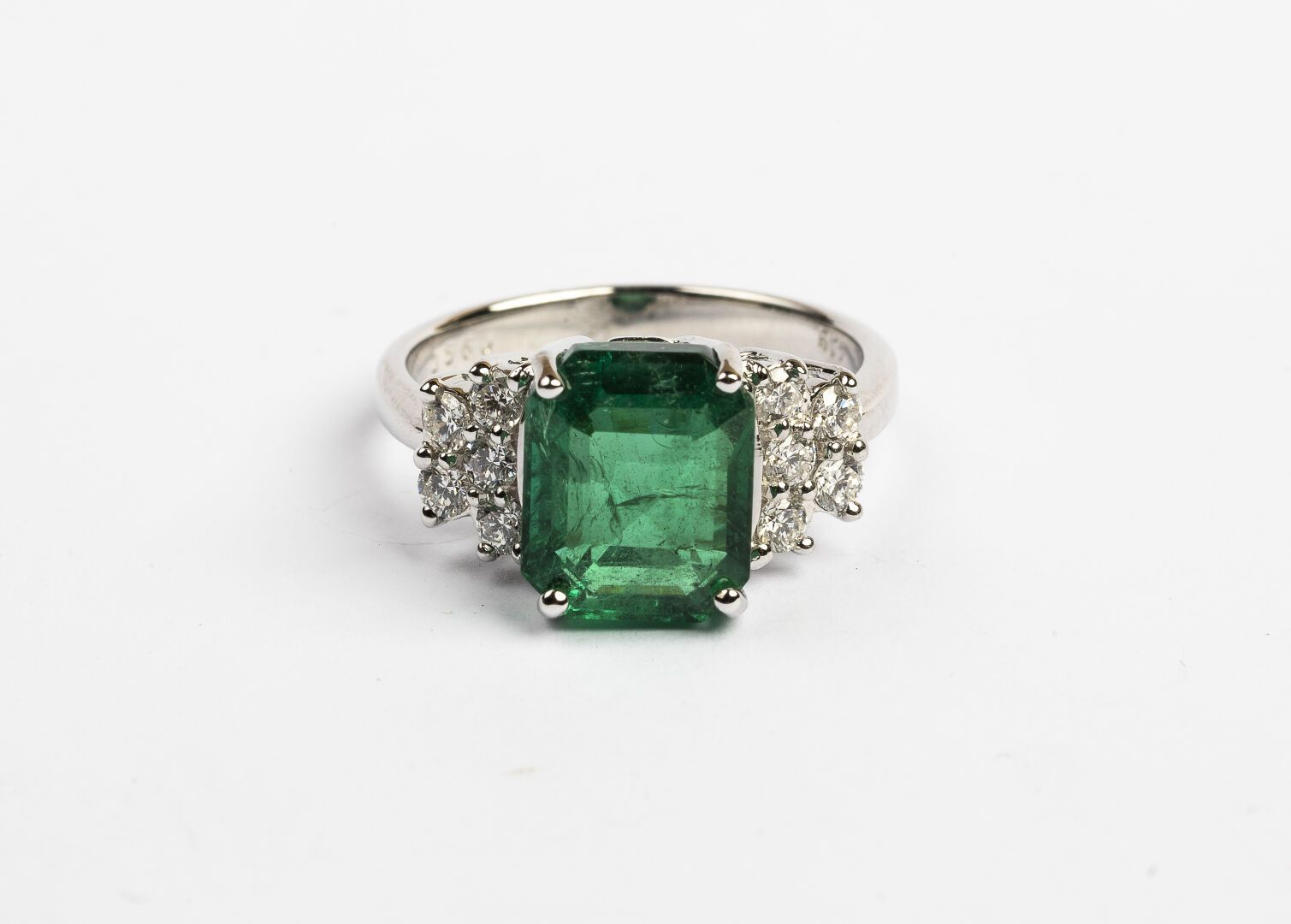 Null 戒指

白金材质，750°/°。

镶嵌着一颗约4克拉的祖母绿，并镶有钻石

毛重：5.2克 - TD.55

(划痕)