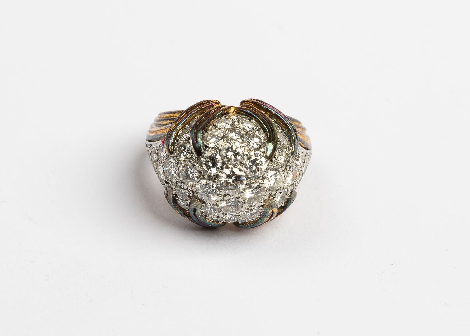 Null 叶状圆顶环

在750°/°的黄金和铂金中

镶有大钻石的铺垫

约1950年

毛重：10.33克 - TD.49