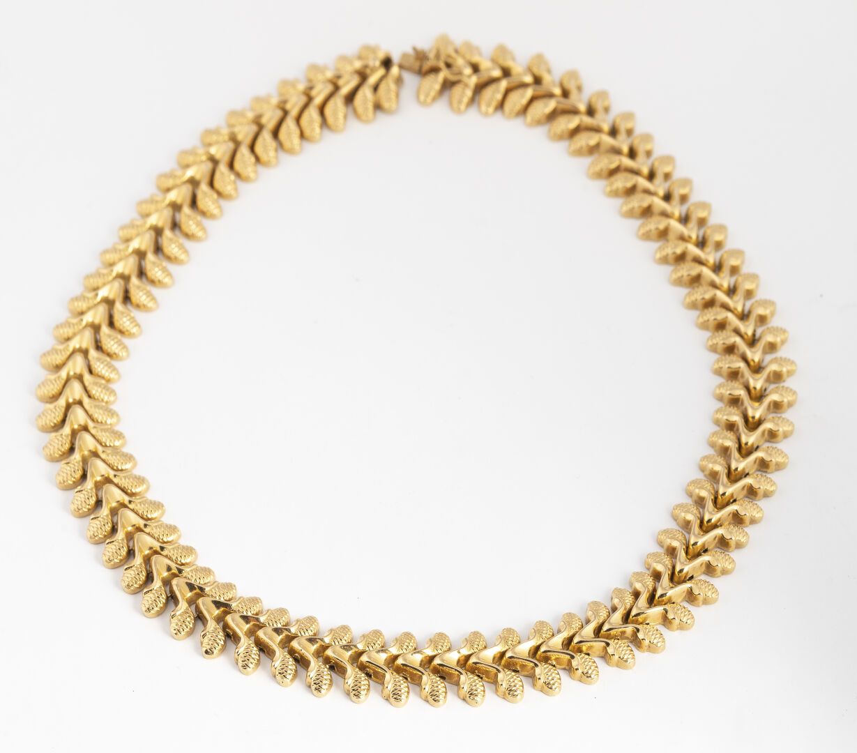 Null DRAPERY NECKLACE

In gold 750°/°°

With articulated links of stylized folia&hellip;