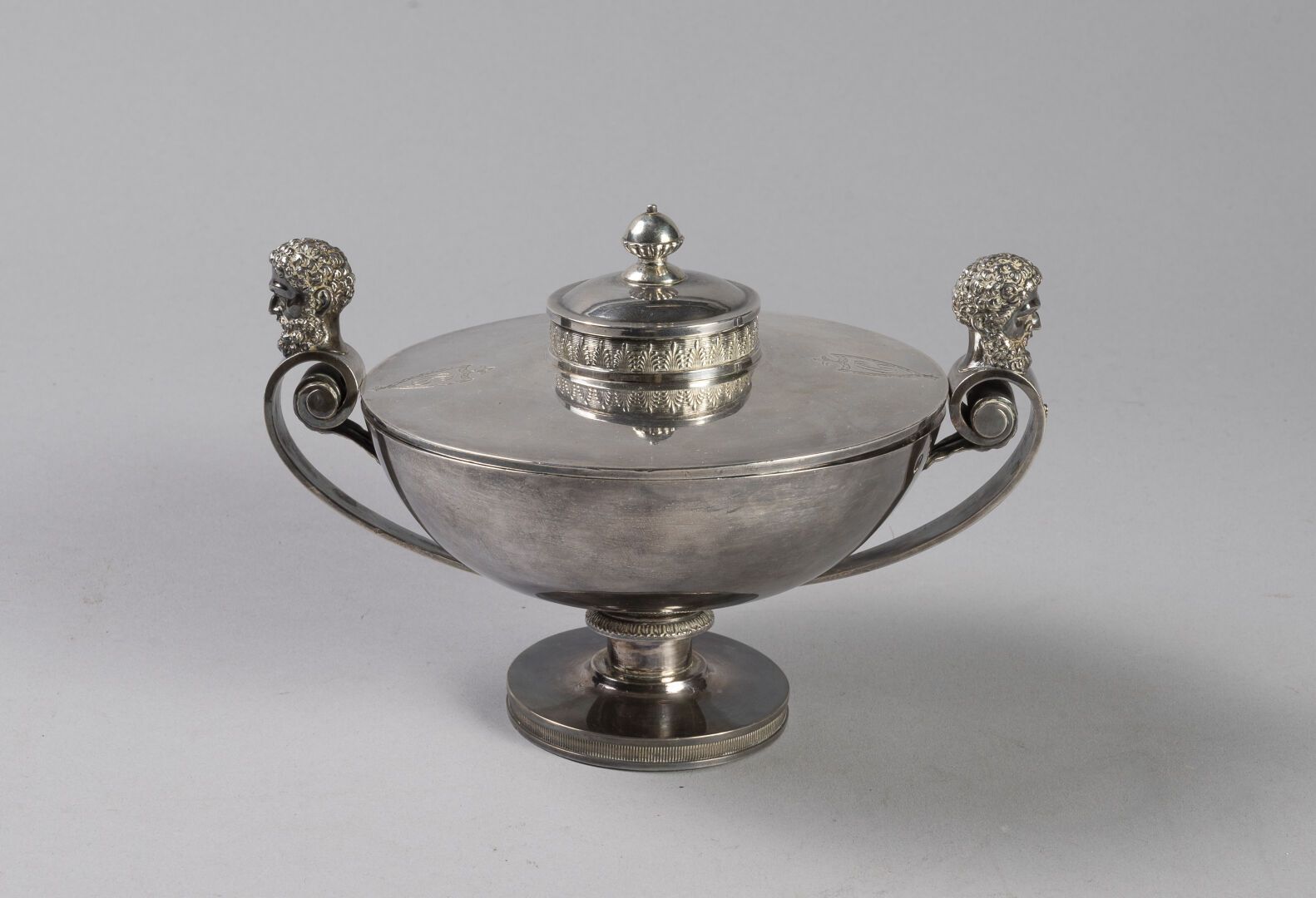 Null 有盖杯在基座上

银质950°/°巴黎Premier Coq 1809-1819年

饰有叶子和凿刻的古式胡须人头的卷轴把手

加密的盖子上装饰着棕榈&hellip;
